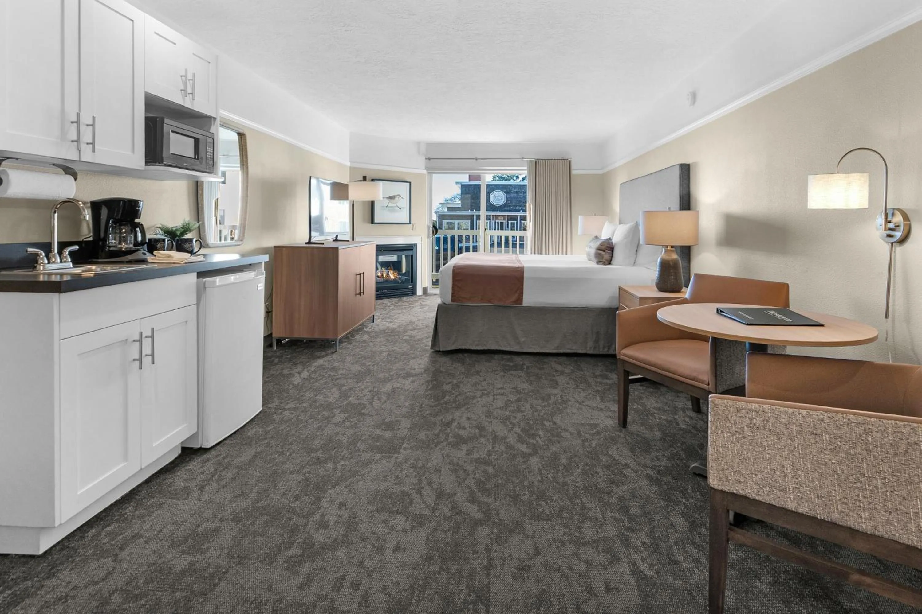 Photo of the whole room, Bed in Looking Glass Inn