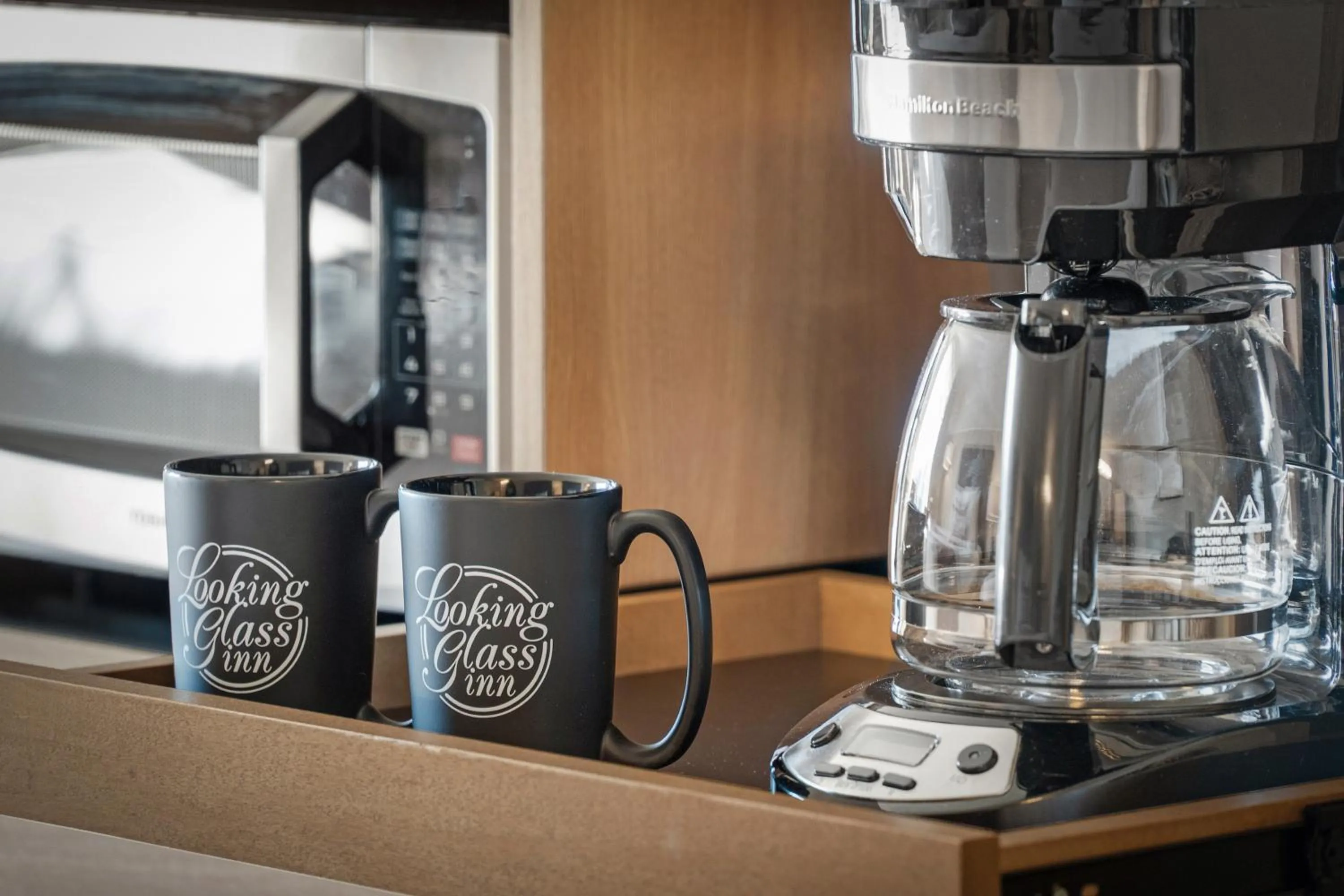 Coffee/tea facilities in Looking Glass Inn