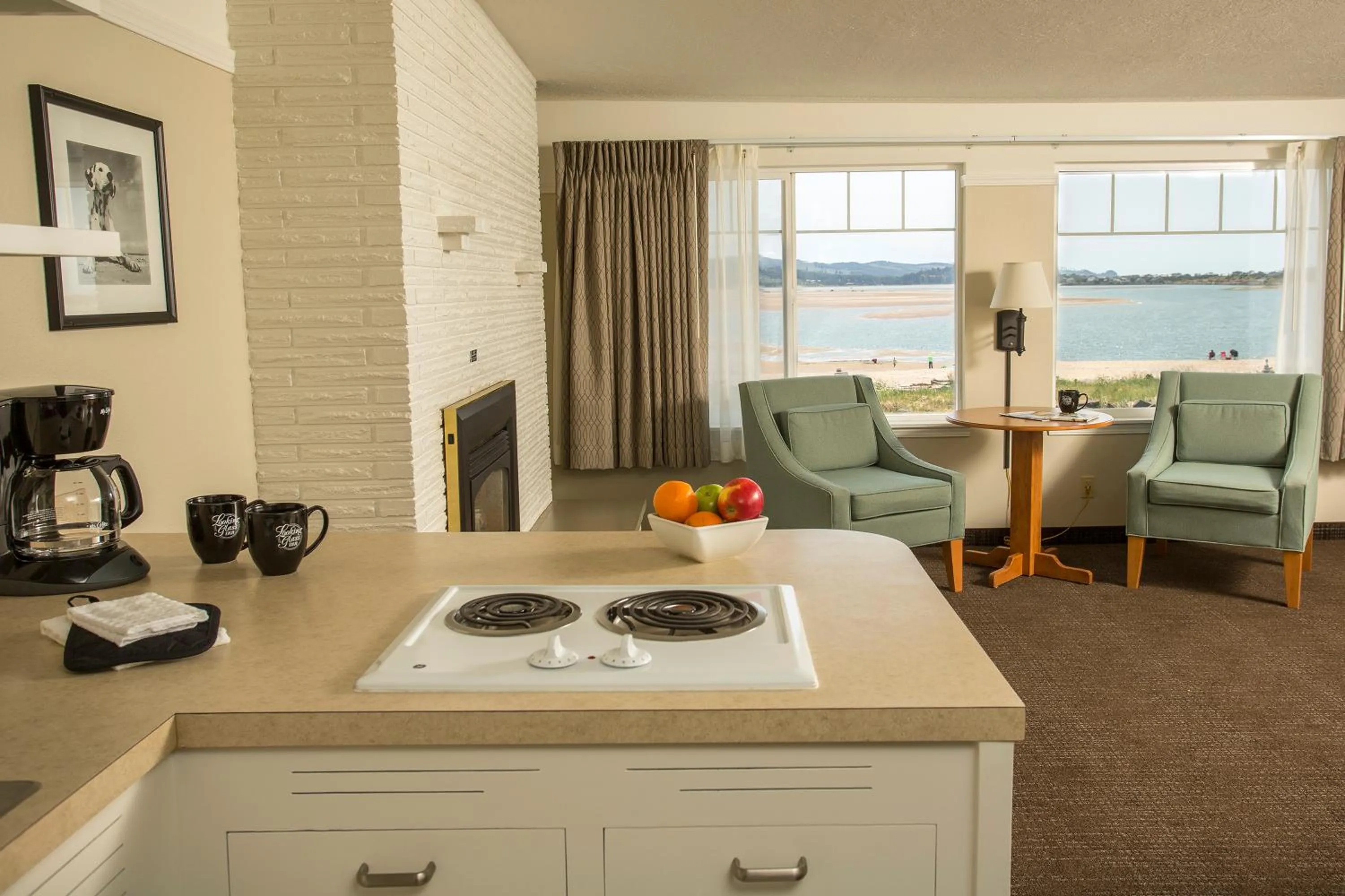 Kitchen or kitchenette in Looking Glass Inn