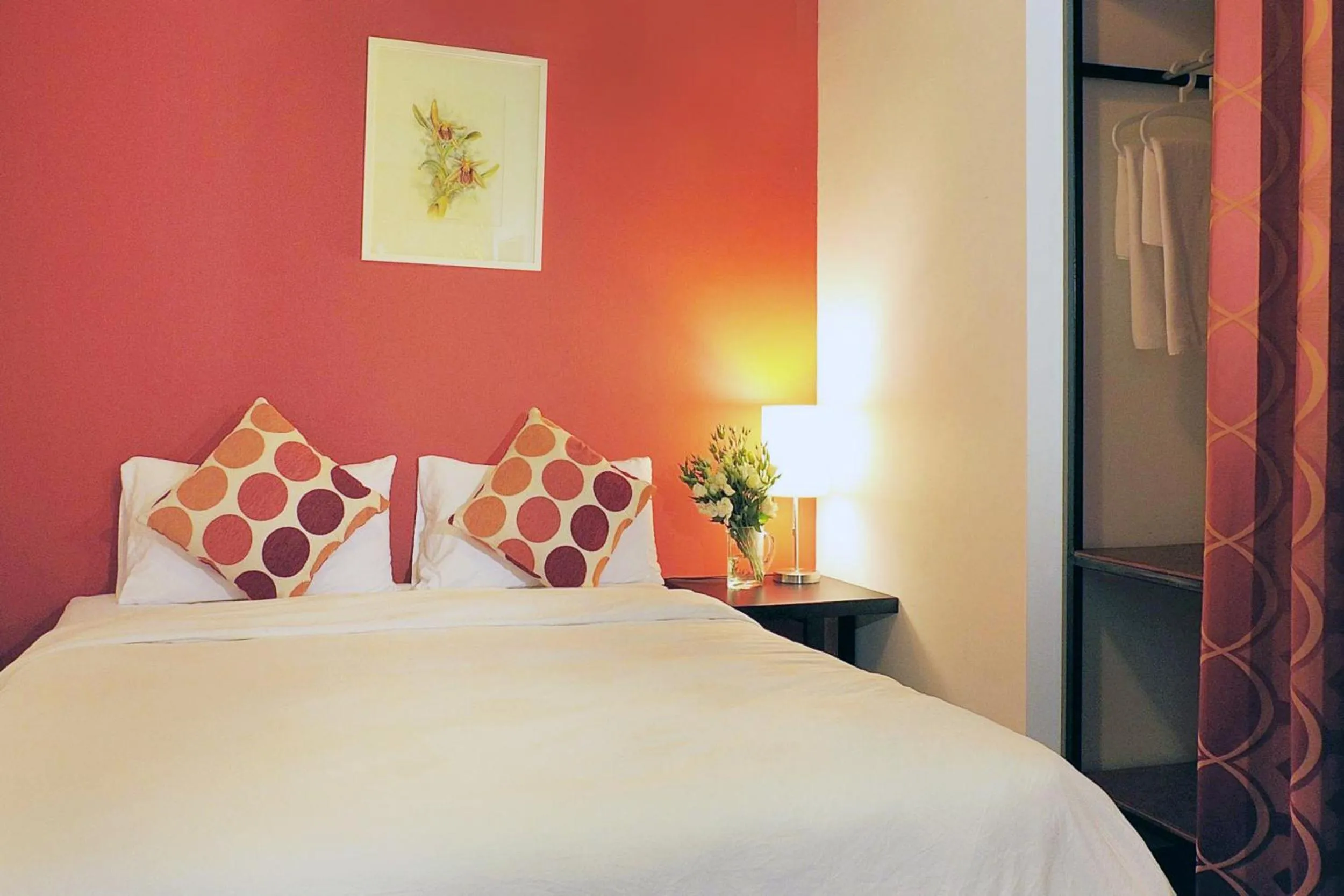 Photo of the whole room, Bed in Carnarvon House