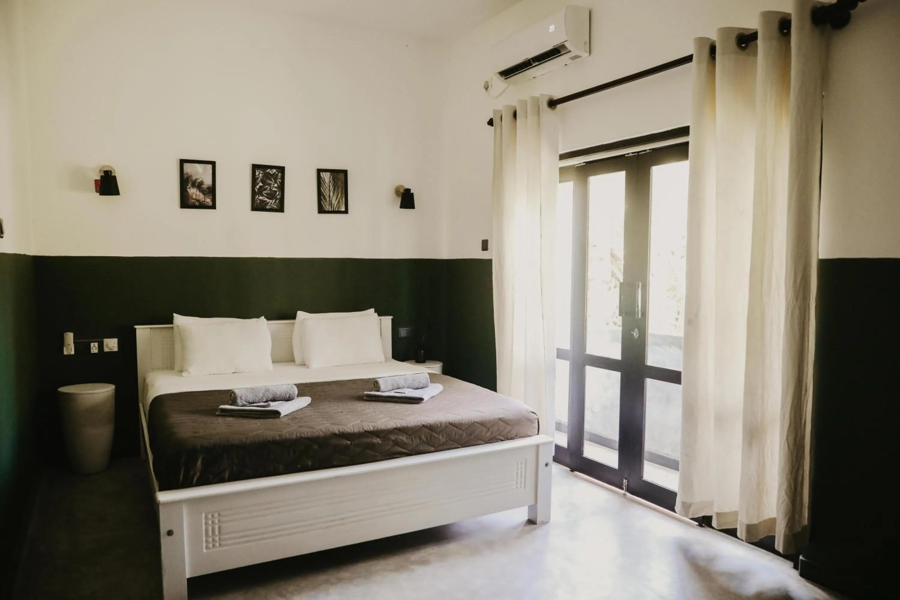 Photo of the whole room, Bed in Jungle Soul