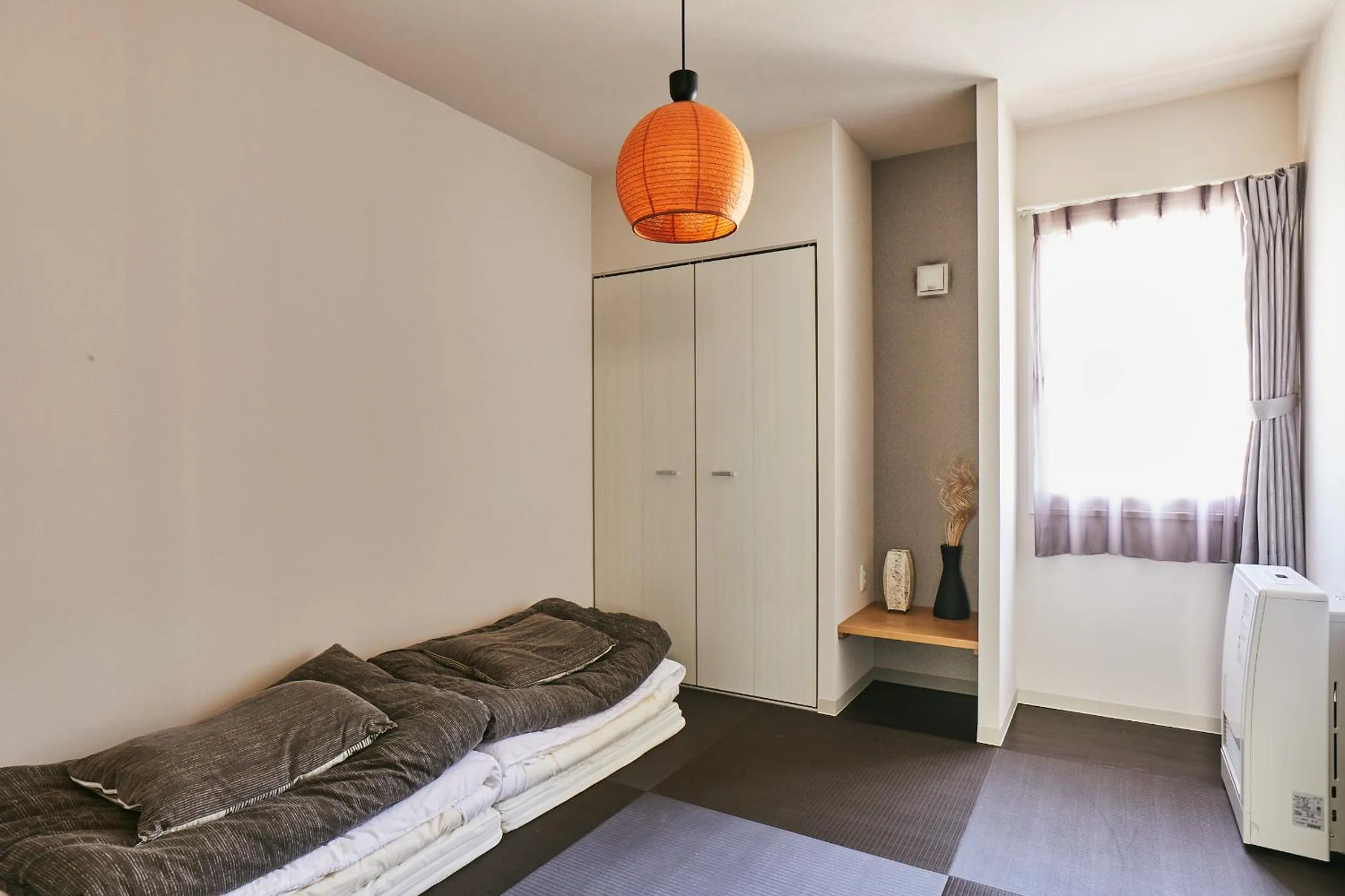 Bedroom, Bed in PINN-S4E5