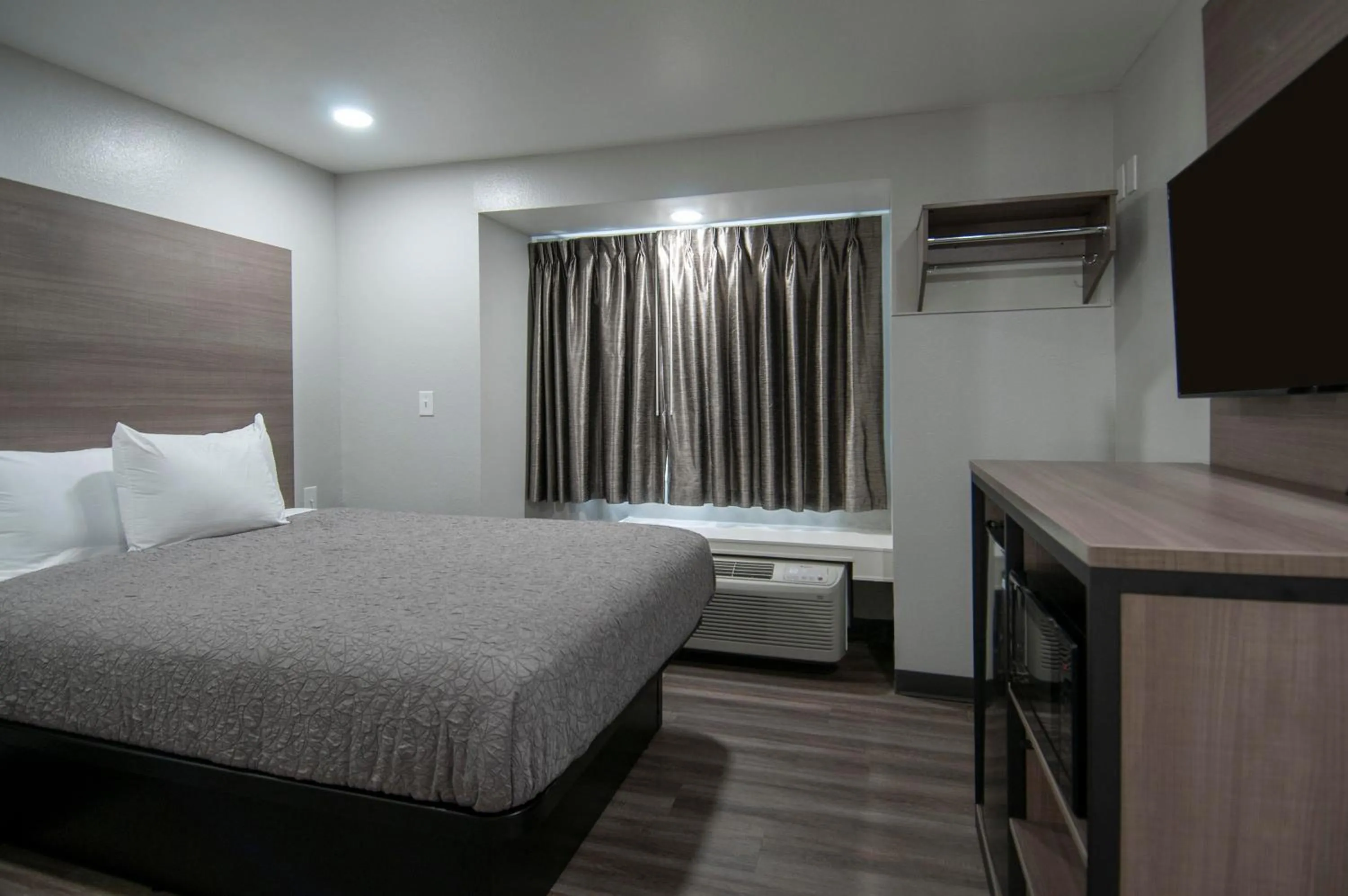 Bed in Americas Best Value Inn and Suites Lake Charles