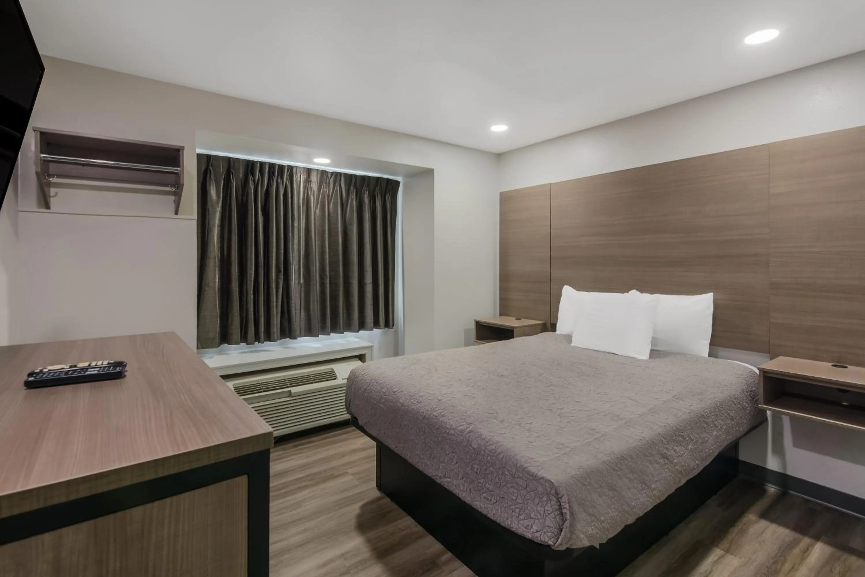 Bed in Americas Best Value Inn and Suites Lake Charles