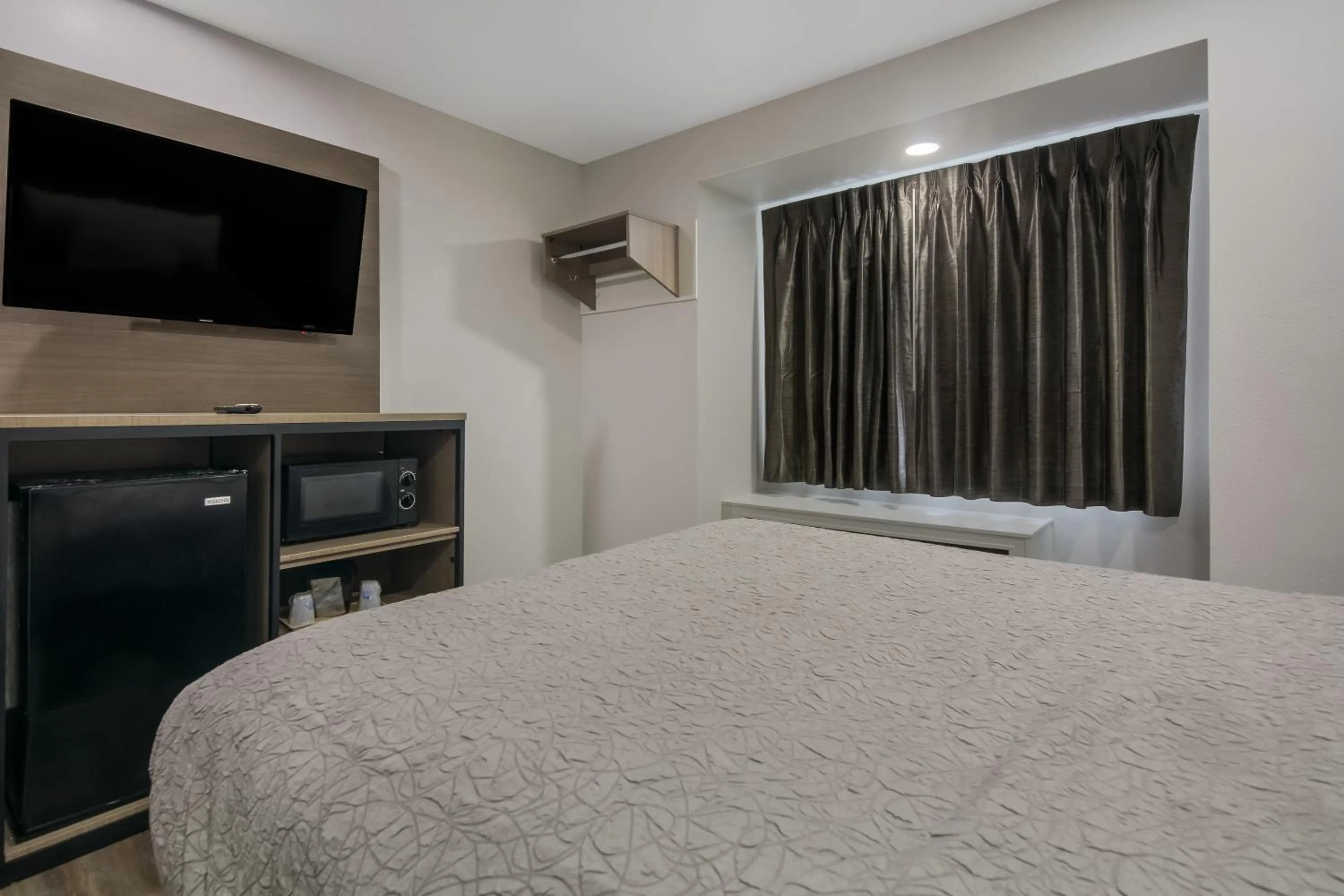 Bed in Americas Best Value Inn and Suites Lake Charles