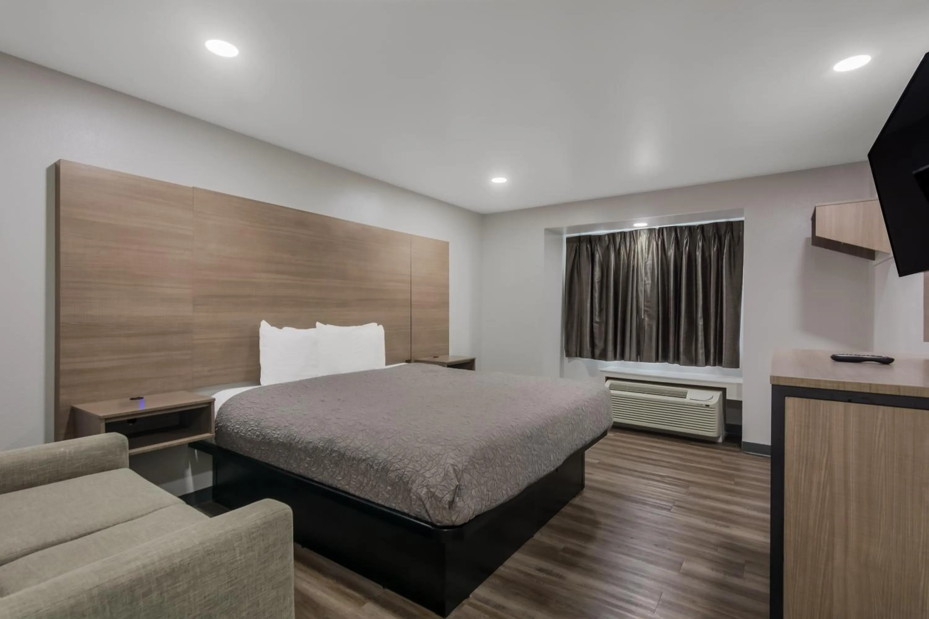 Bed in Americas Best Value Inn and Suites Lake Charles