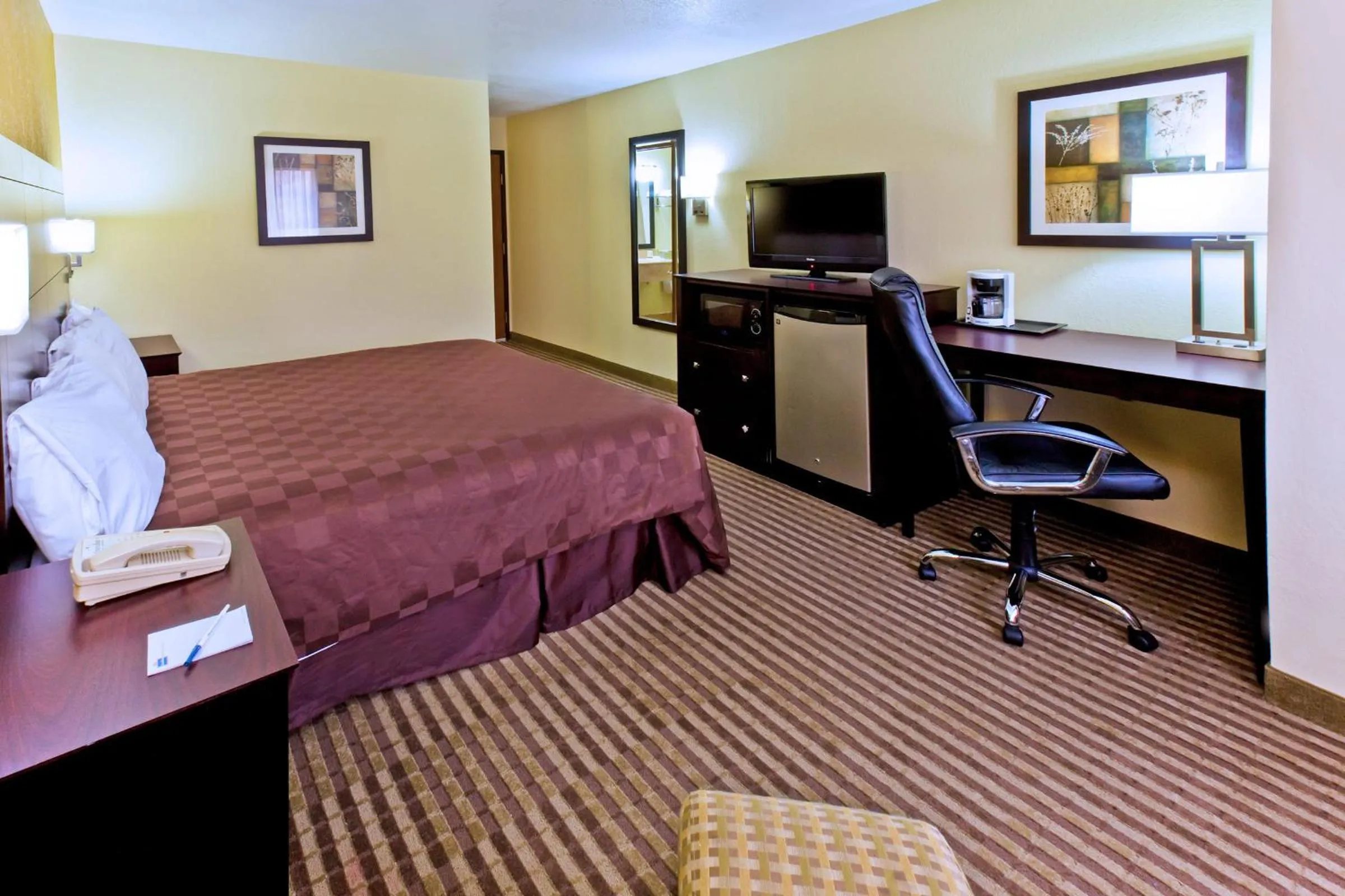 TV and multimedia, Bed in AmericInn by Wyndham Council Bluffs