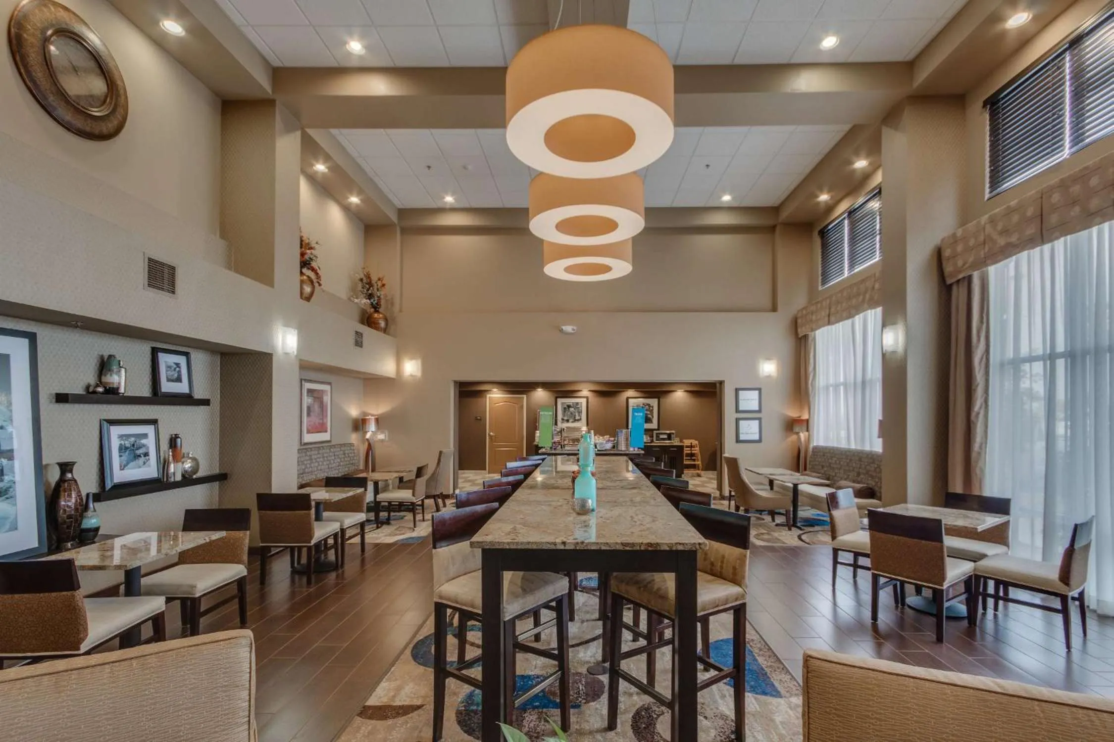 Dining area in Hampton Inn & Suites Las Cruces I-25