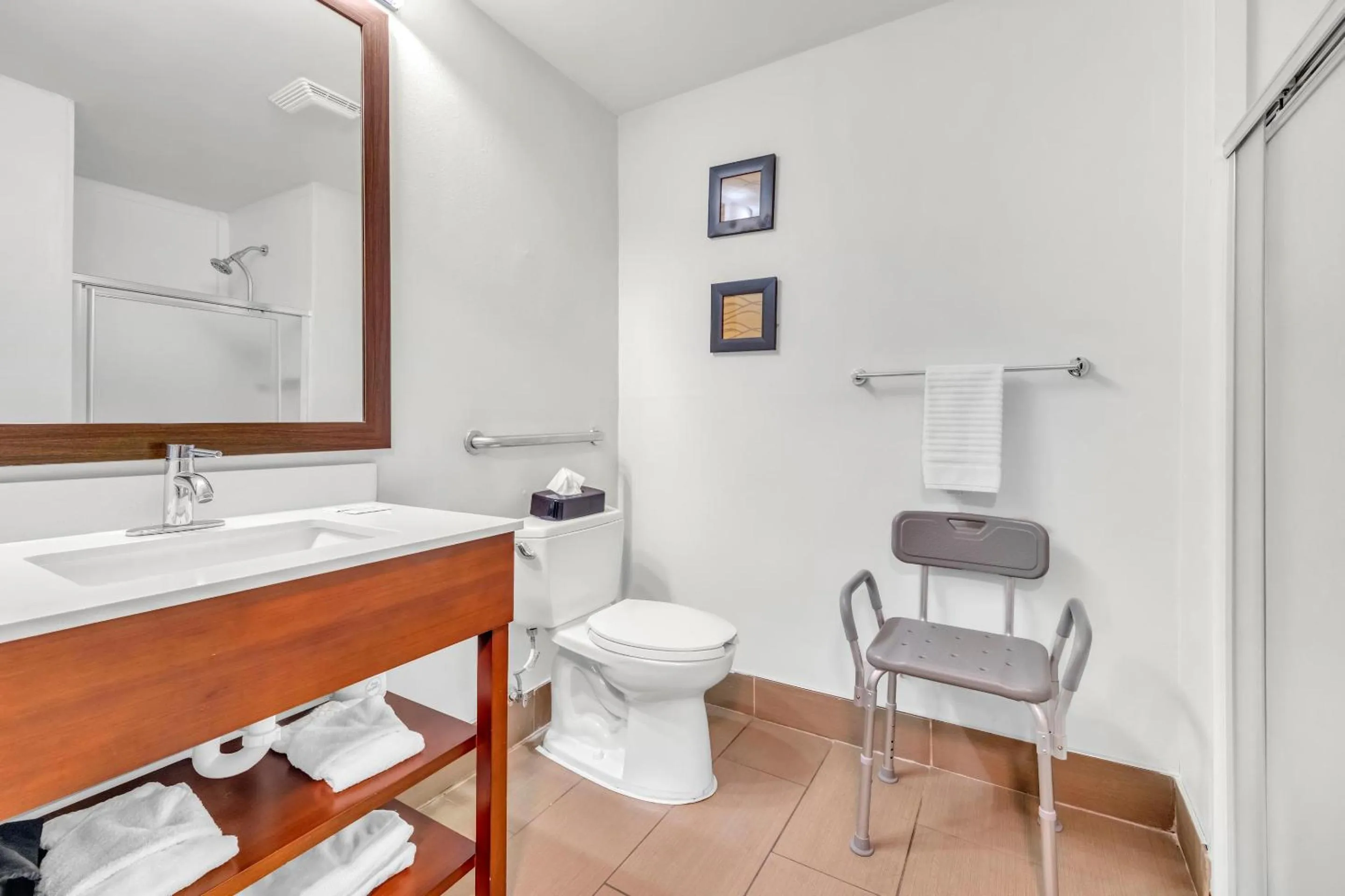 Bedroom in Comfort Inn Somerset - Lake Cumberland