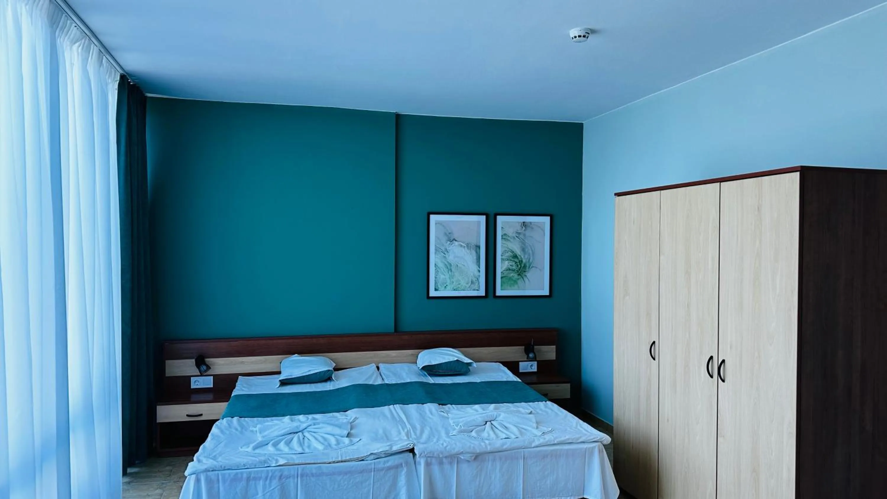 Bedroom, Bed in Queen Nelly