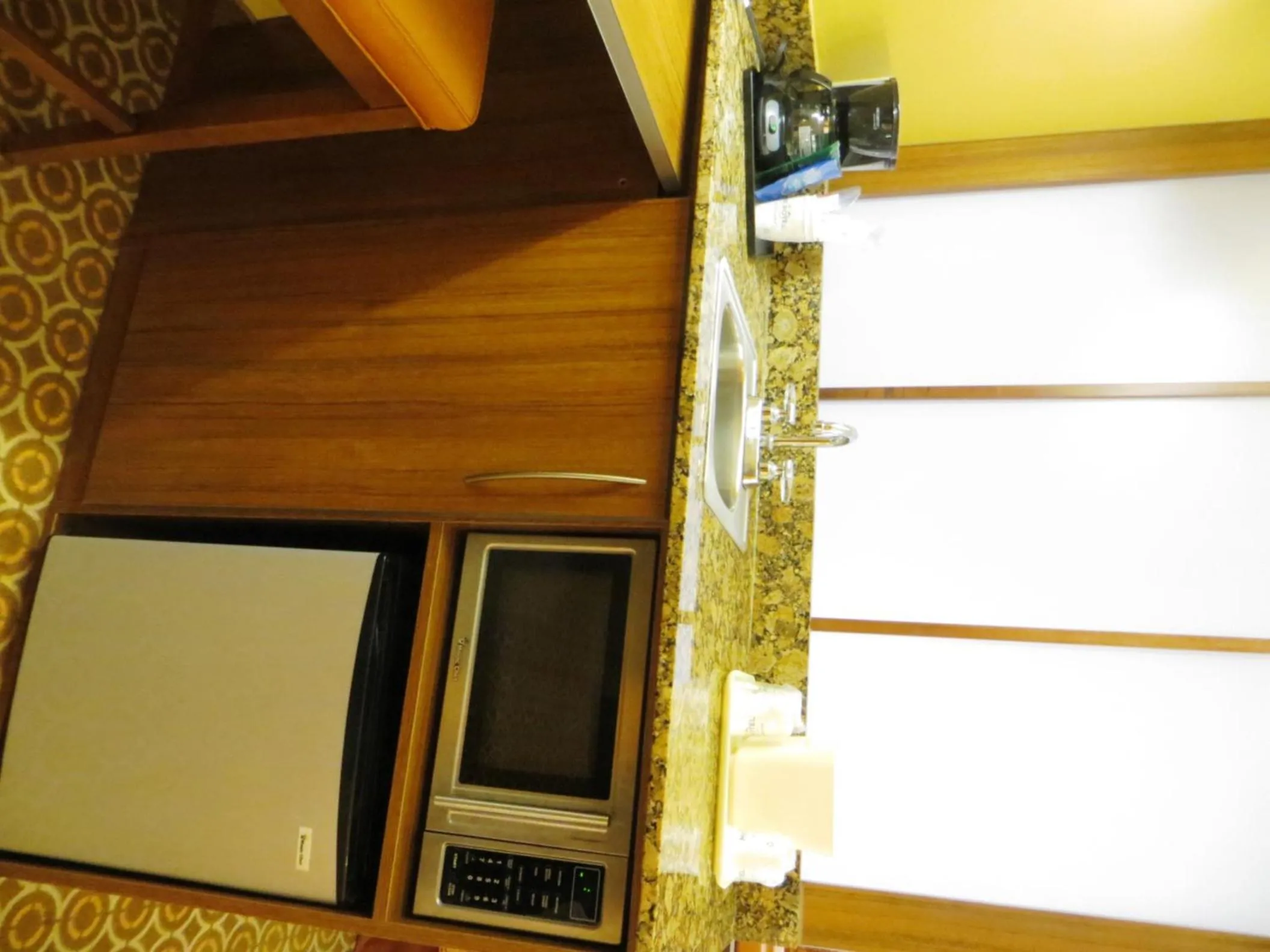 Coffee/tea facilities in Microtel by Wyndham South Bend Notre Dame University