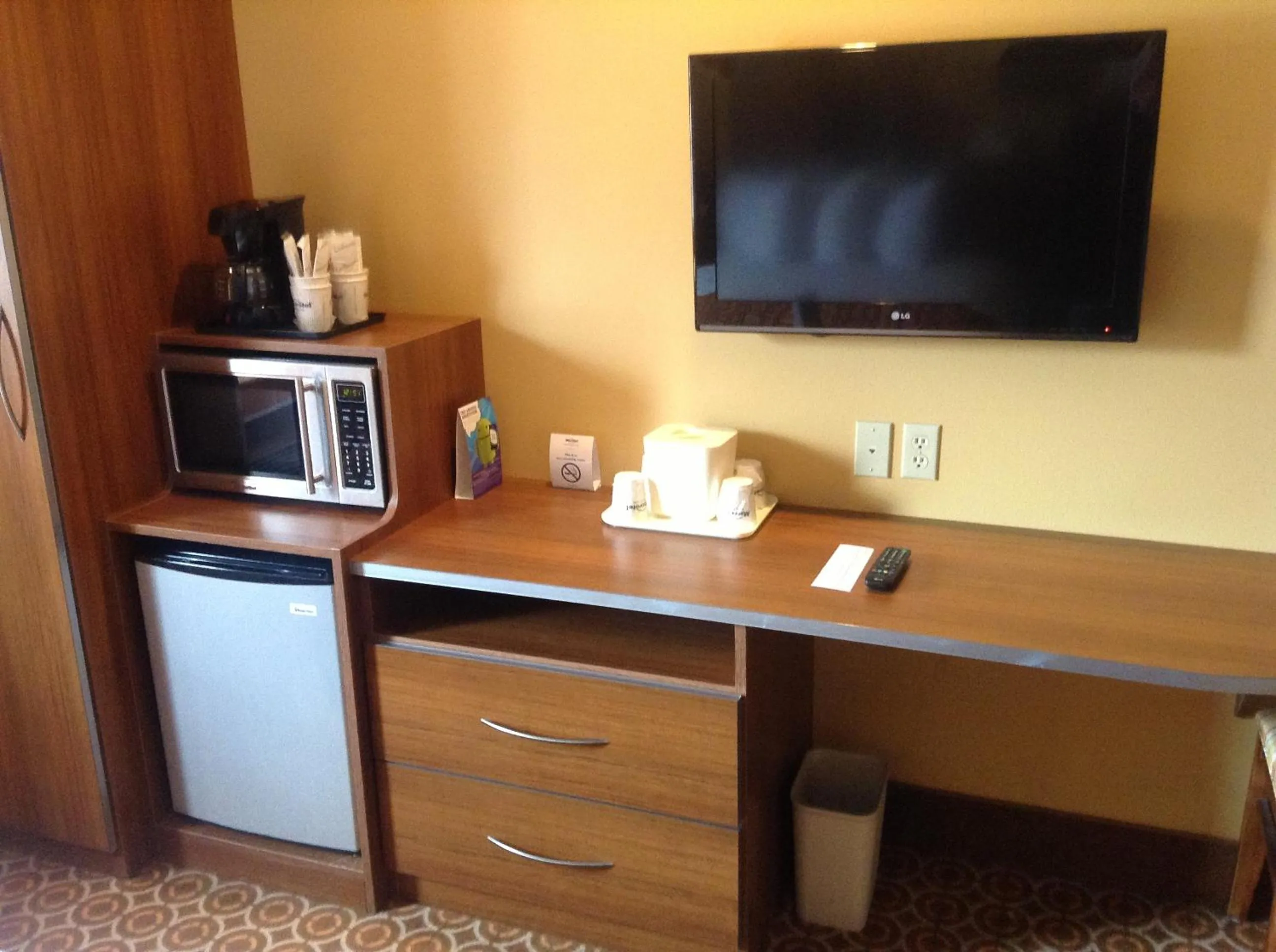 TV and multimedia in Microtel by Wyndham South Bend Notre Dame University