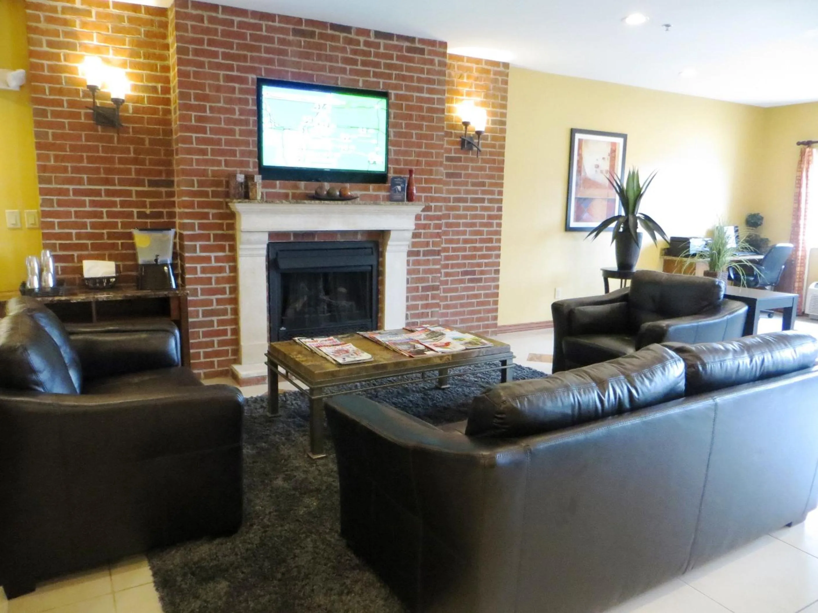 Communal lounge/ TV room in Microtel by Wyndham South Bend Notre Dame University