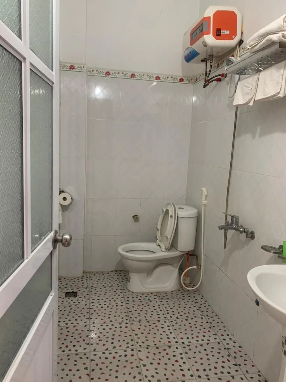 Shower in Viet Hoang Hotel Bao Lac