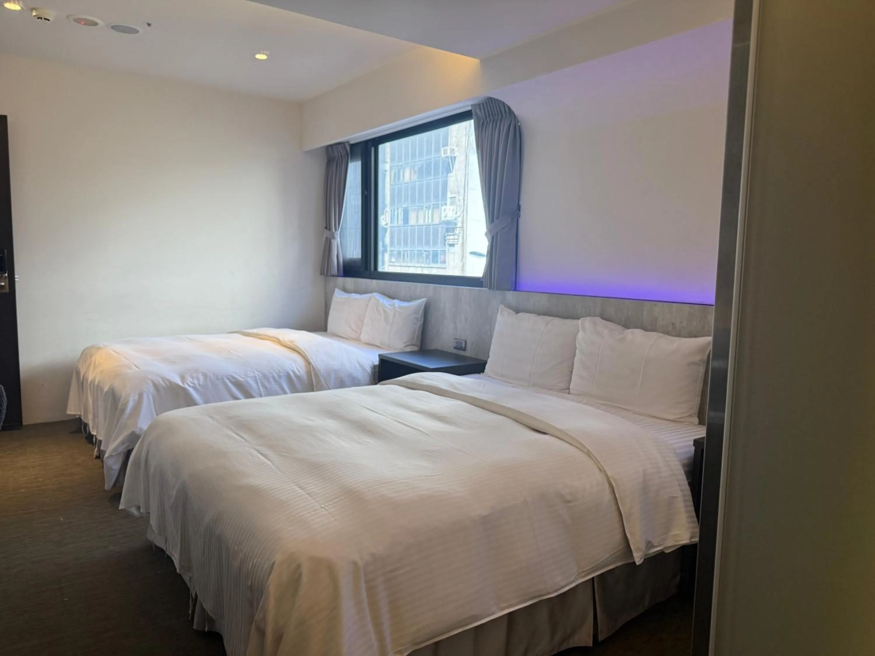 Photo of the whole room, Bed in 泊居旅店二館 Oursinn Hotel 2