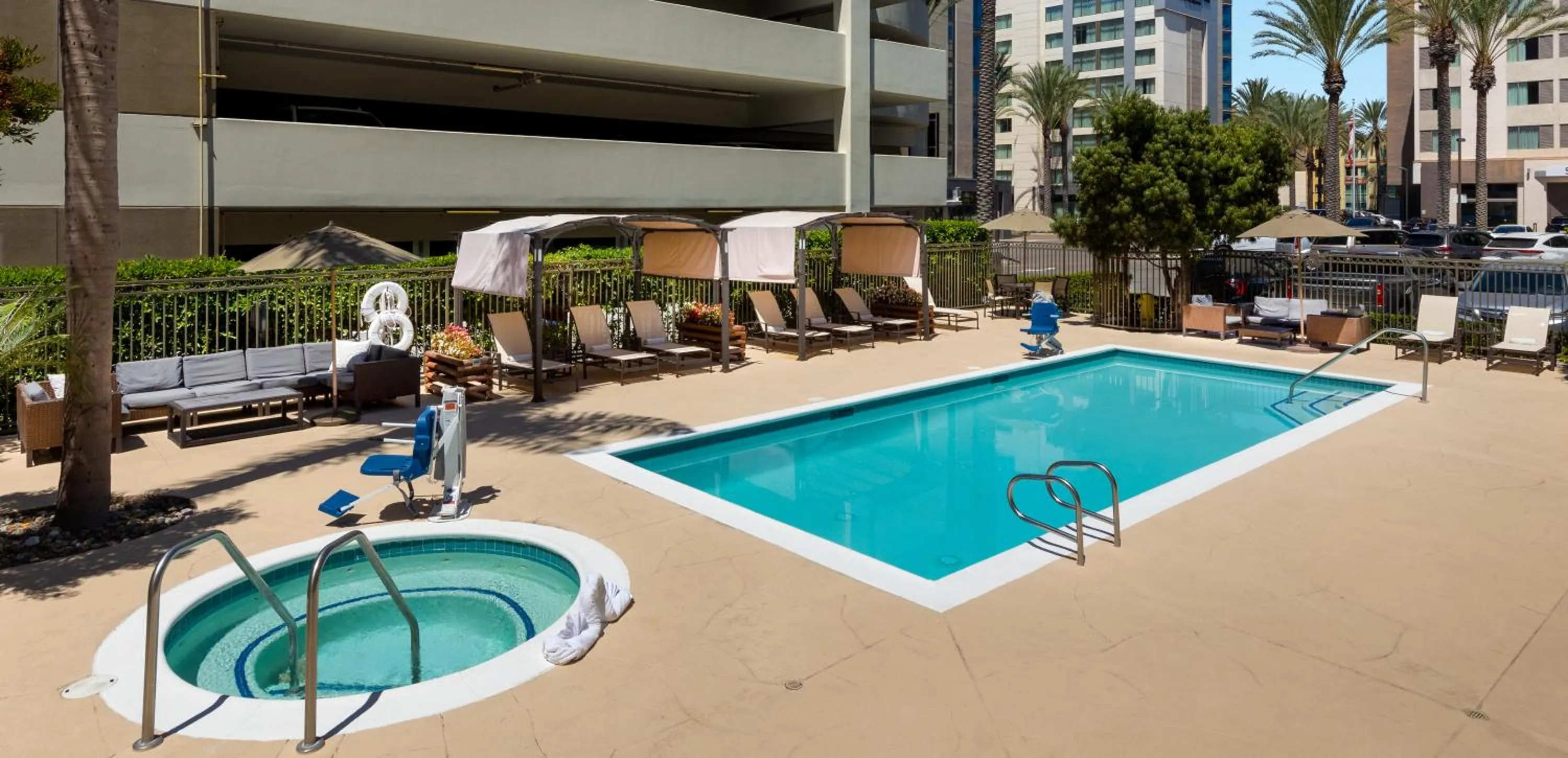 Swimming pool in Anaheim Portofino Inn & Suites