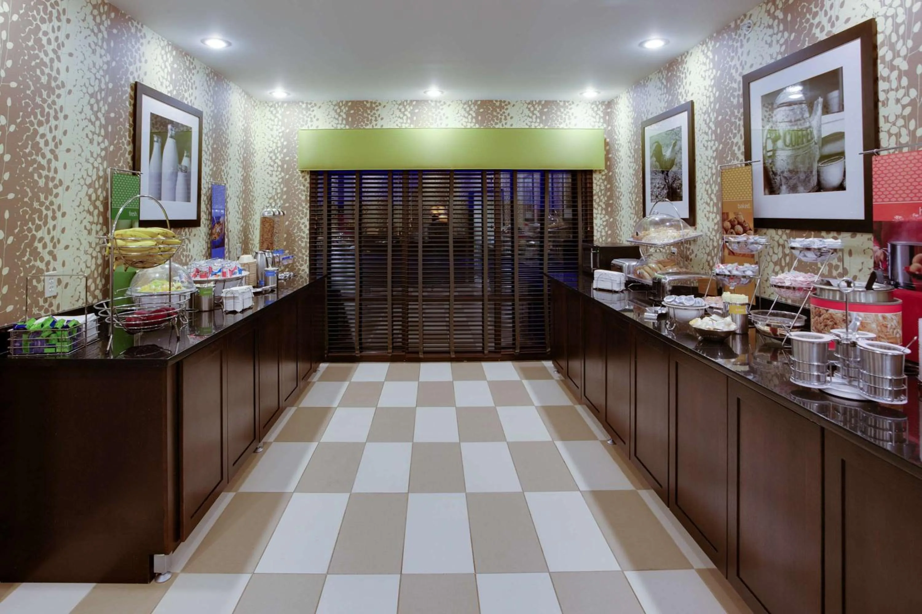Dining area in Hampton Inn Harrisburg/Grantville/Hershey