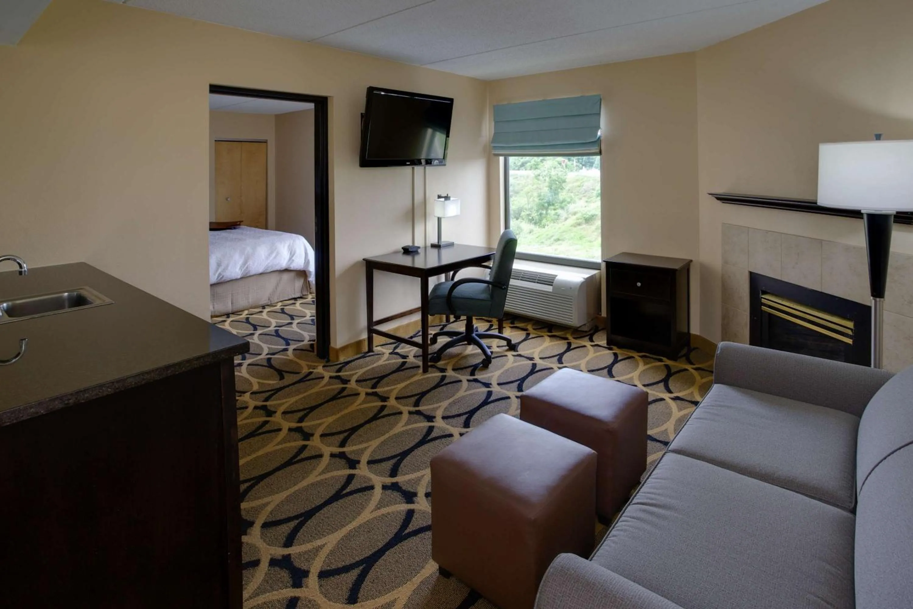Living room, Bed in Hampton Inn Harrisburg/Grantville/Hershey