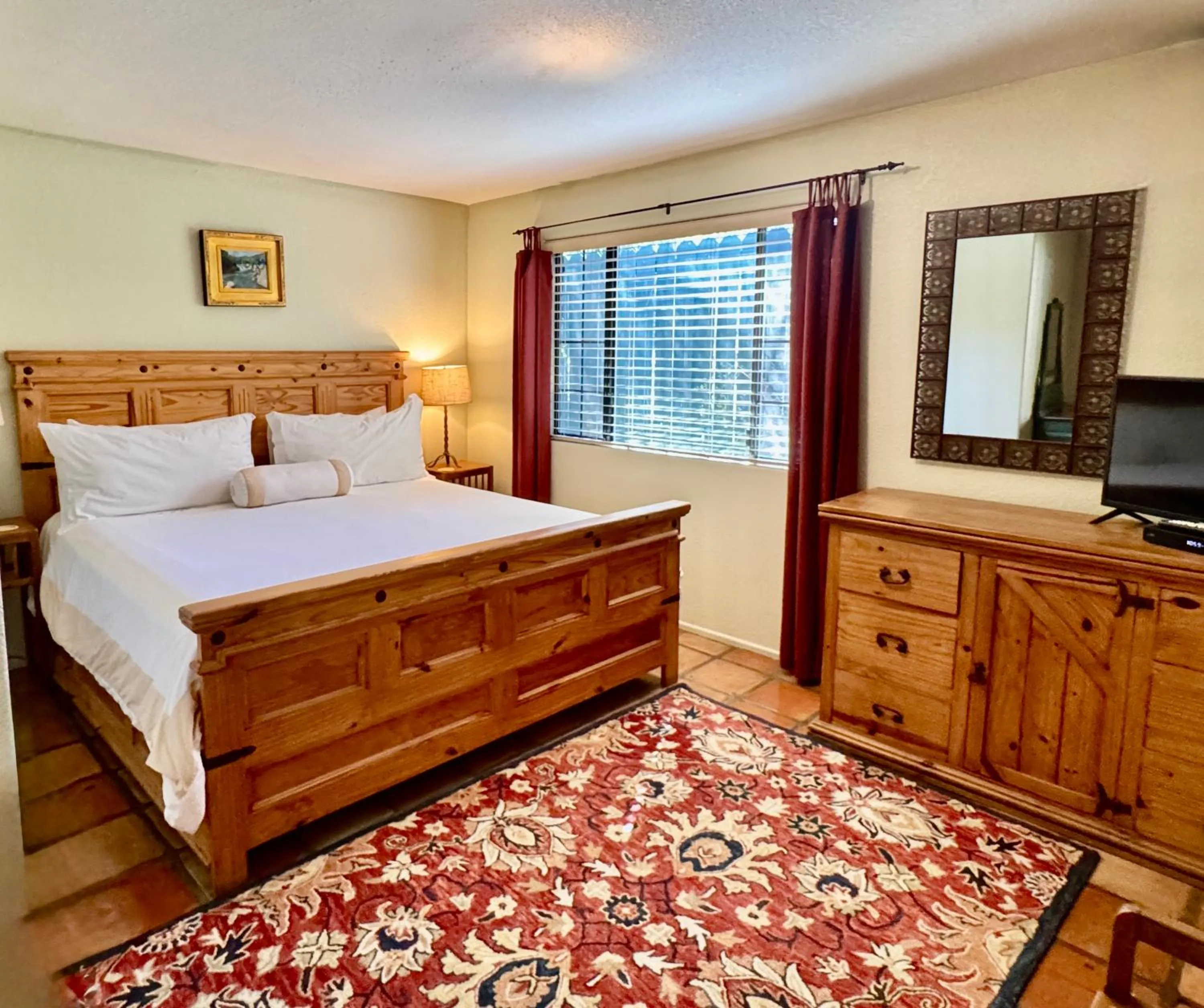 Bedroom, Bed in Blue Iguana Inn