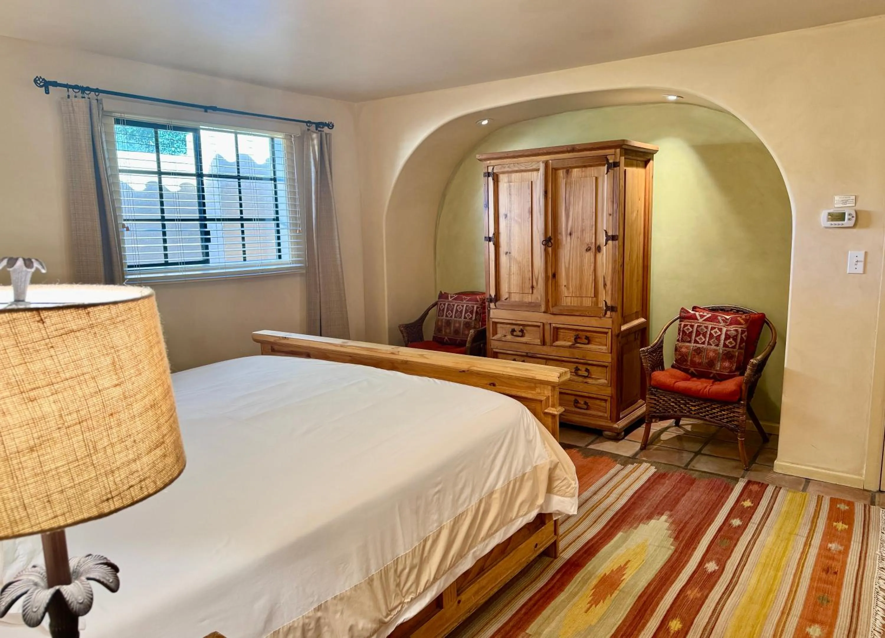 Bedroom, Bed in Blue Iguana Inn