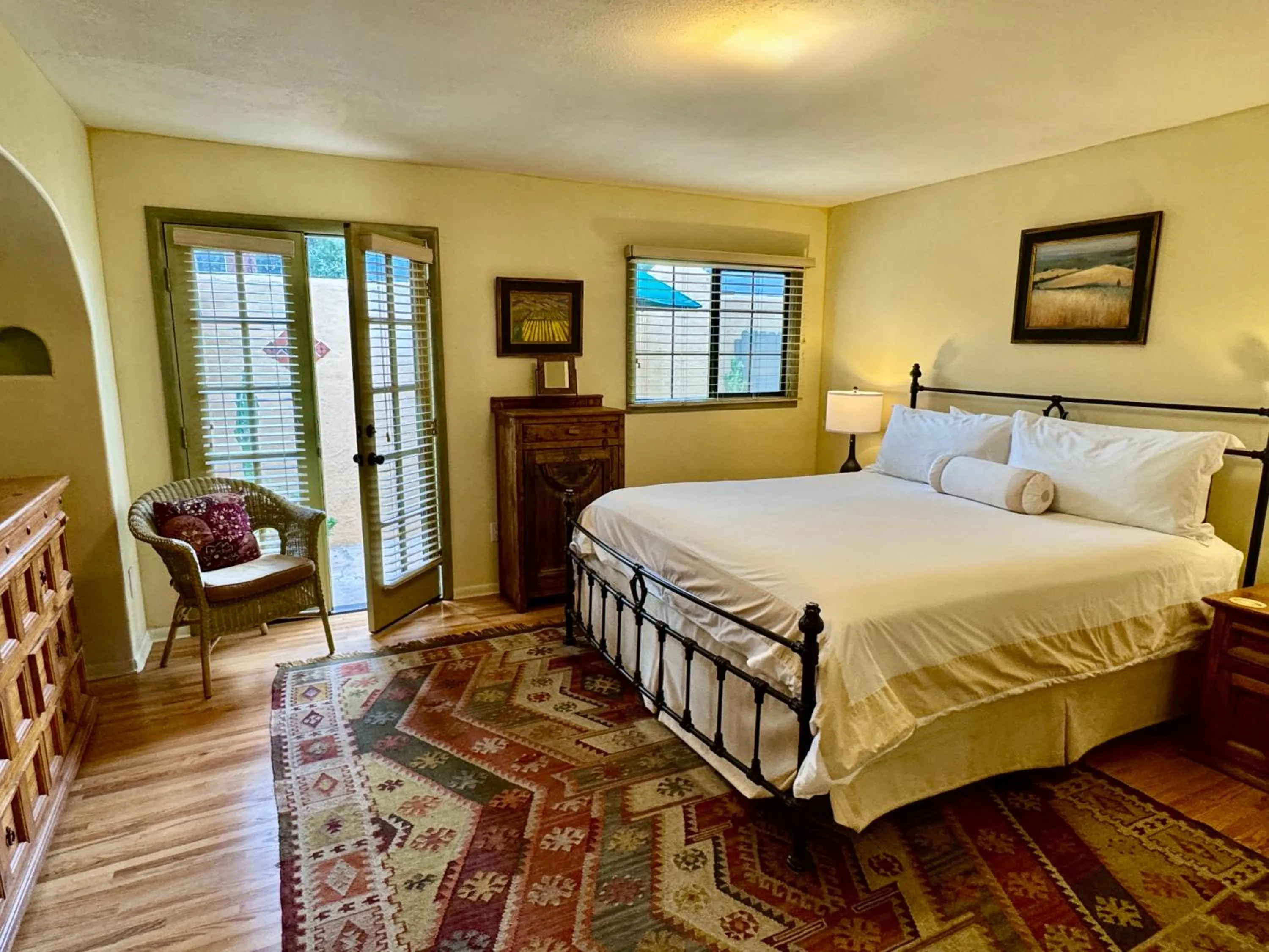 Bedroom, Bed in Blue Iguana Inn