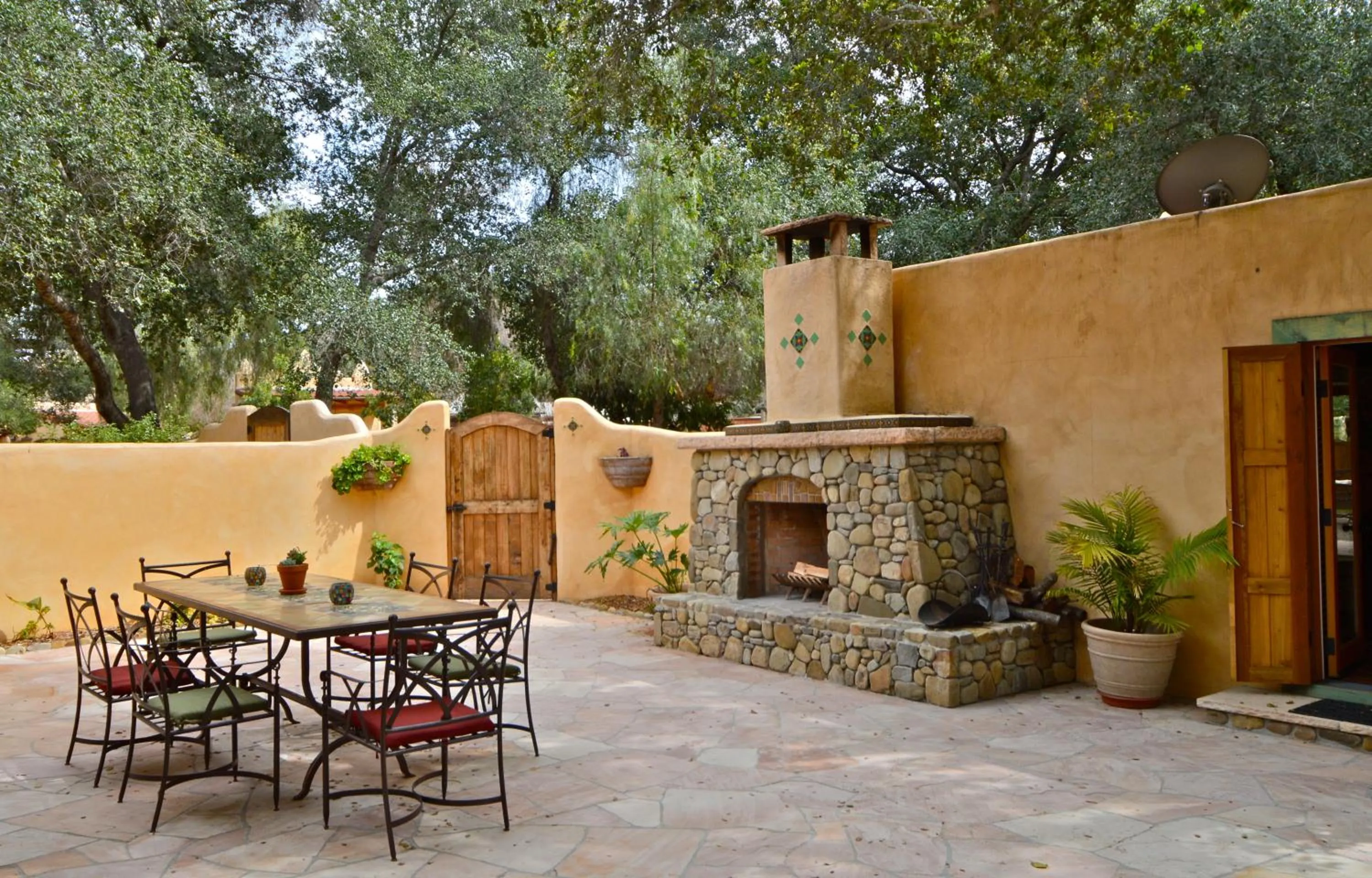 Patio in Blue Iguana Inn