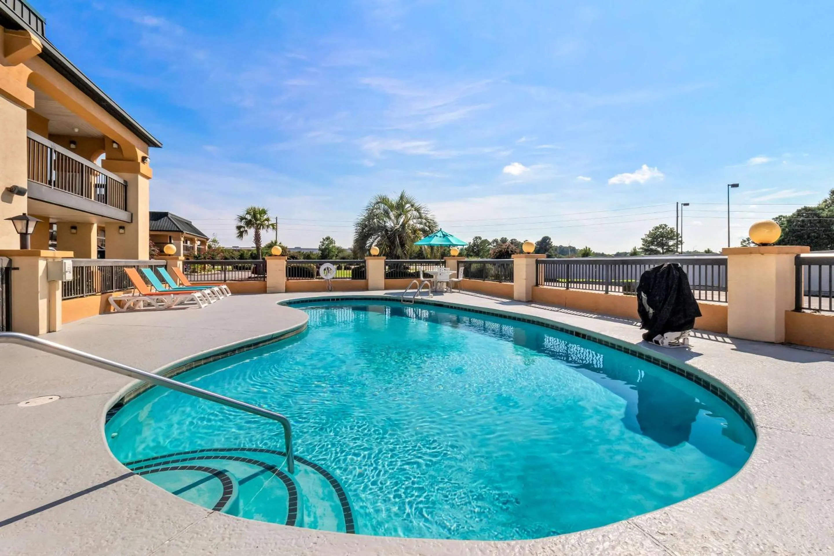 Swimming pool in Quality Inn & Suites Florence Civic Center