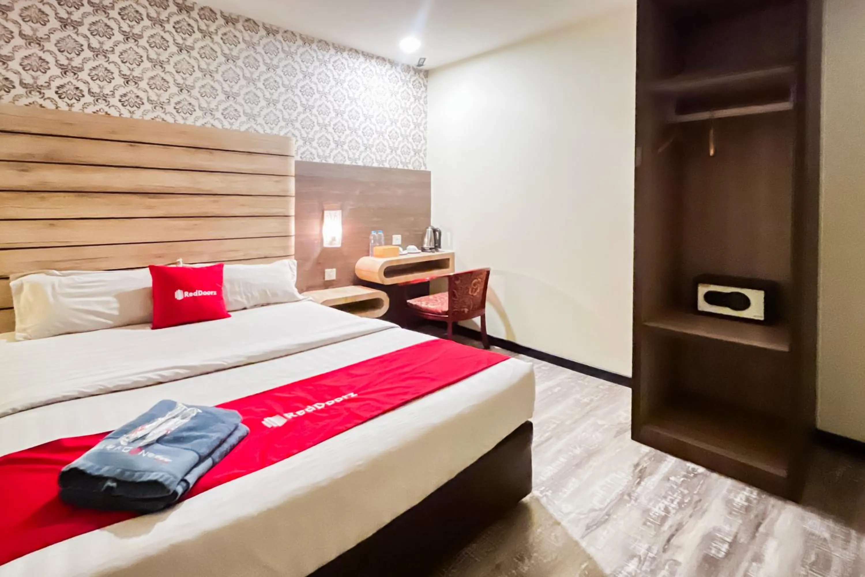 Bedroom, Bed in RedDoorz Plus at Paragon Nagoya Hotel Batam