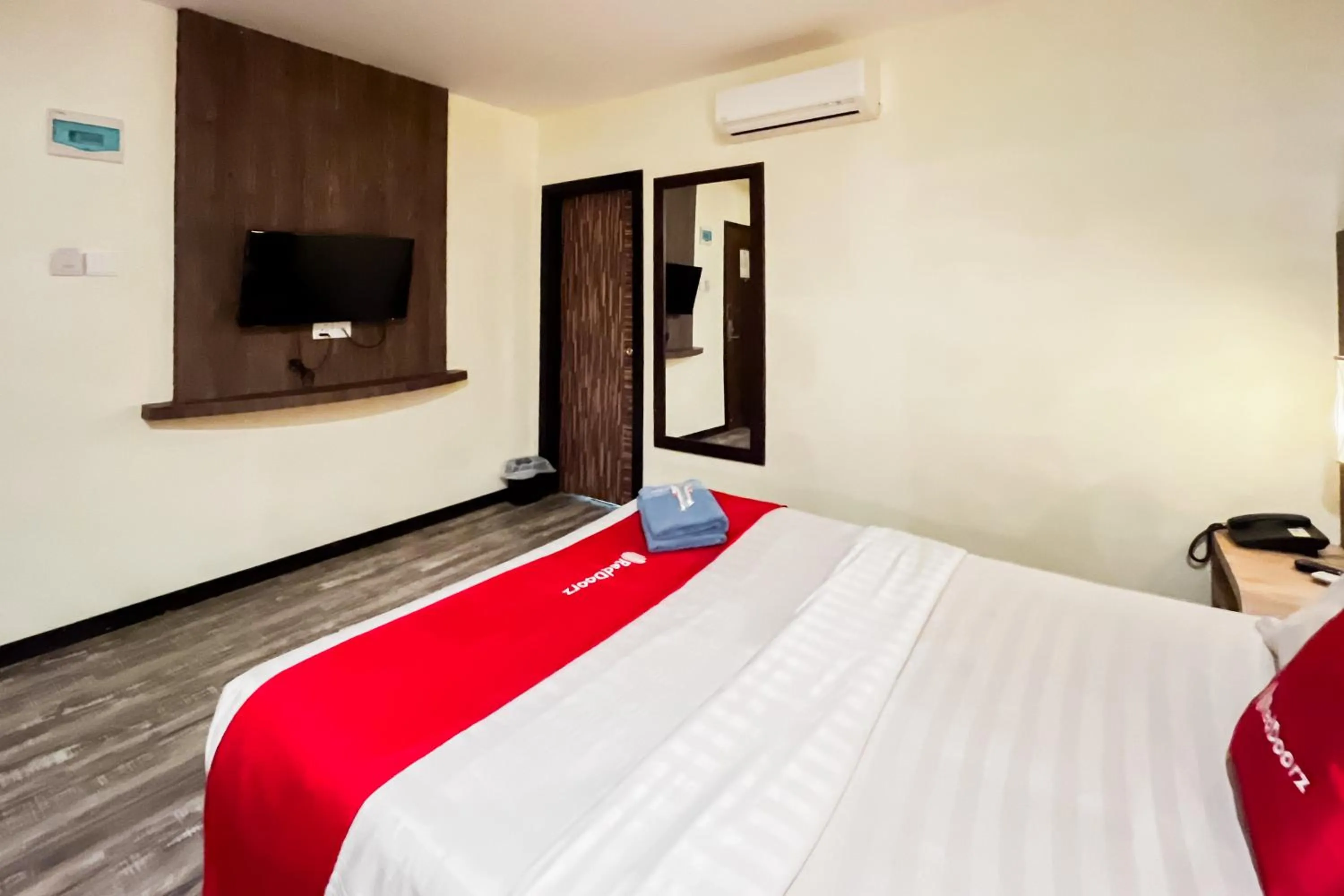 Bedroom, Bed in RedDoorz Plus at Paragon Nagoya Hotel Batam