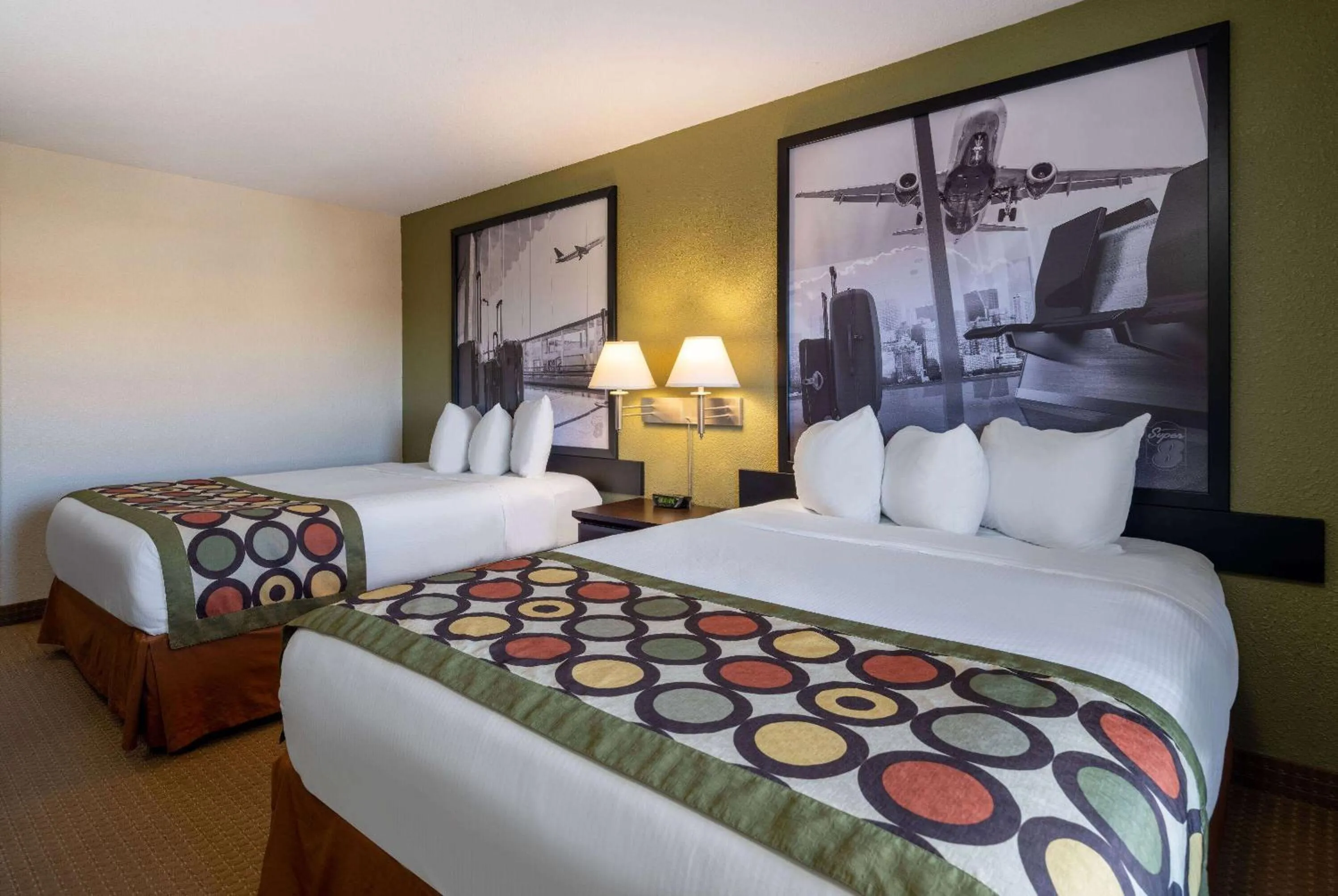 Photo of the whole room, Bed in Super 8 by Wyndham Edmonton International Airport