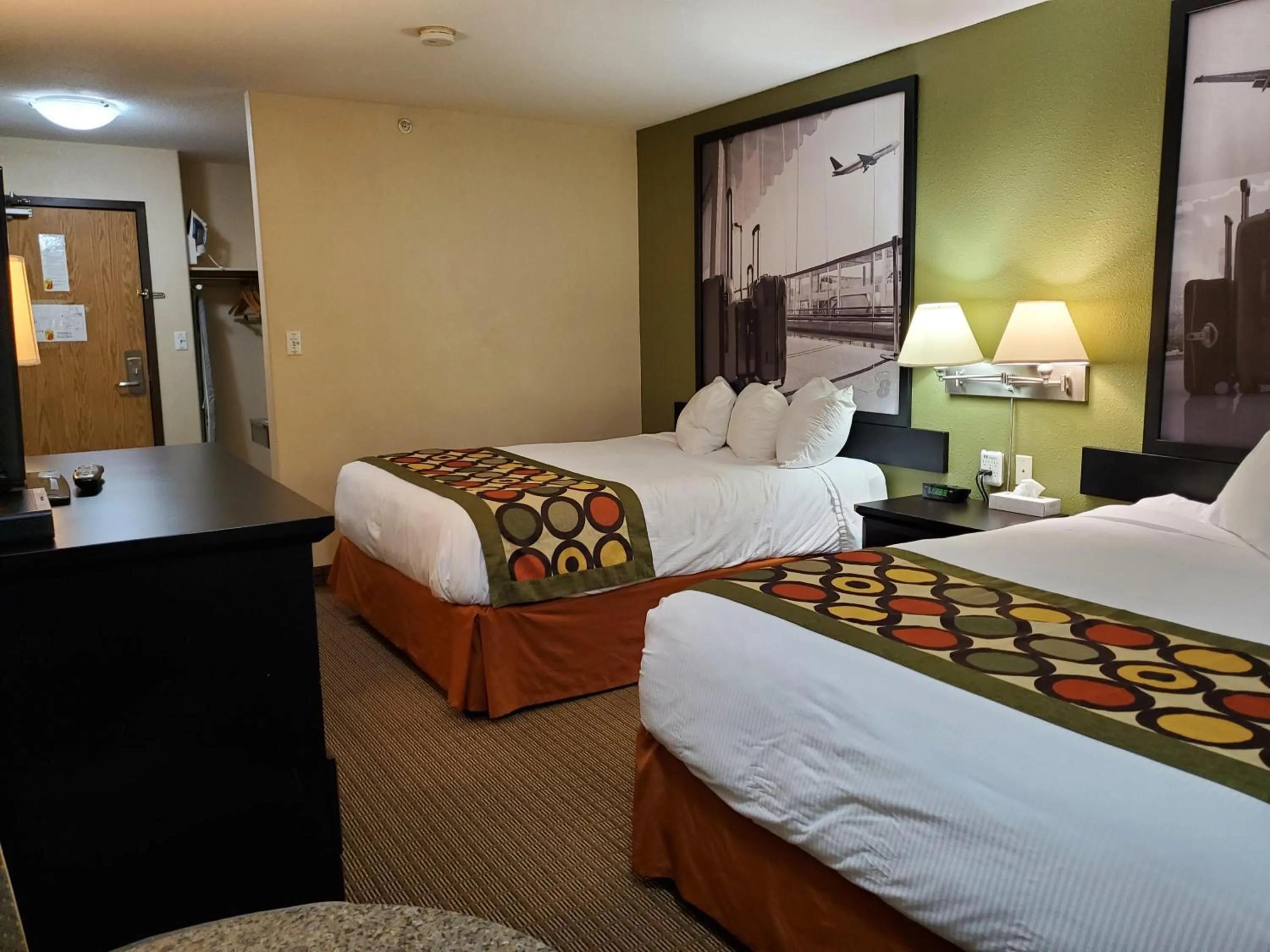 Photo of the whole room, Bed in Super 8 by Wyndham Edmonton International Airport