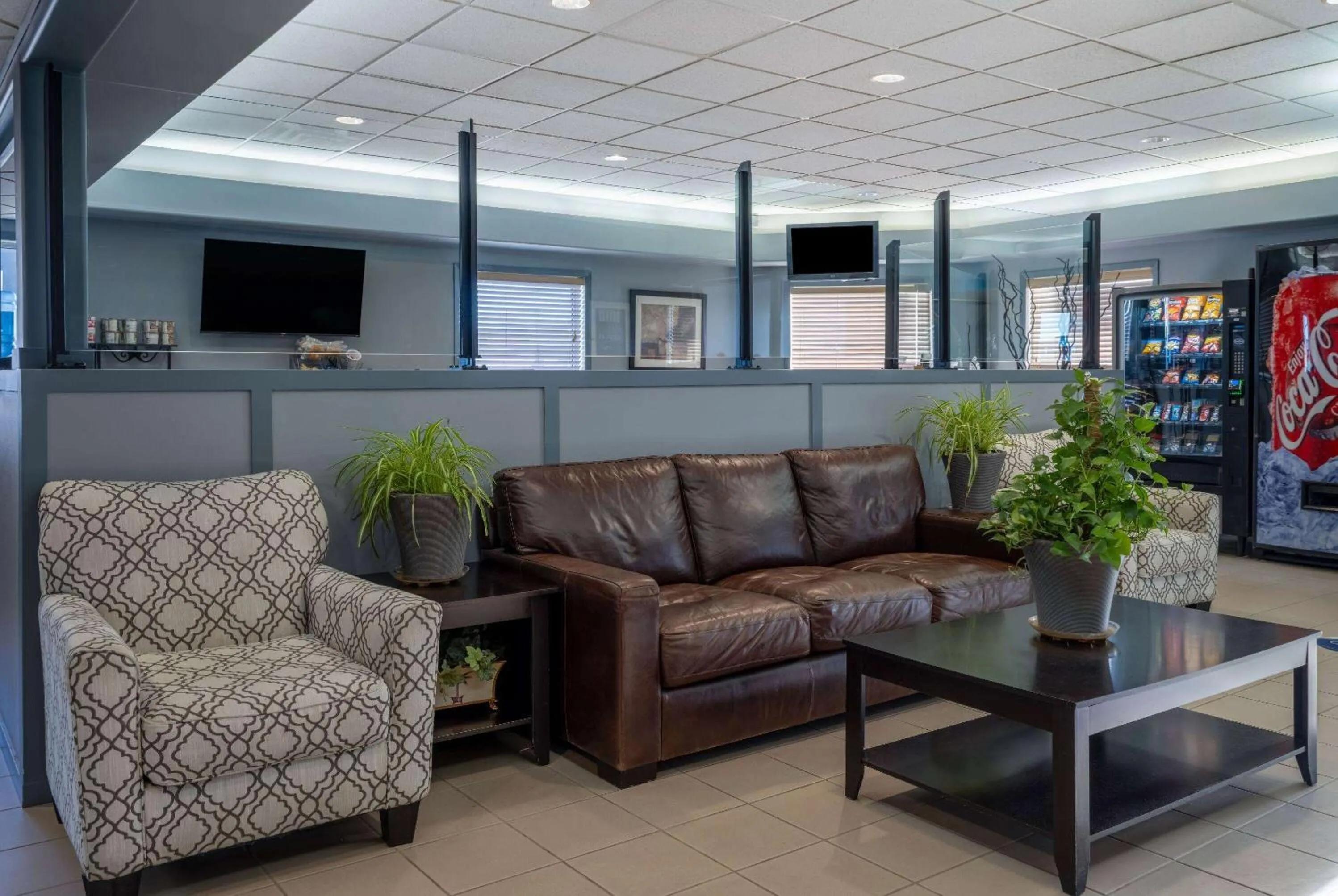 Lobby or reception in Super 8 by Wyndham Edmonton International Airport
