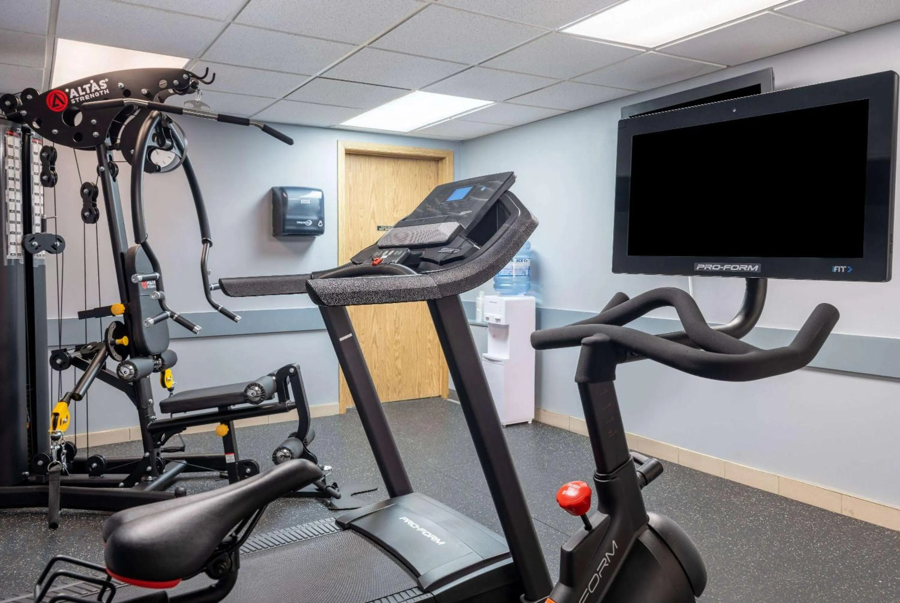 Fitness centre/facilities in Super 8 by Wyndham Edmonton International Airport