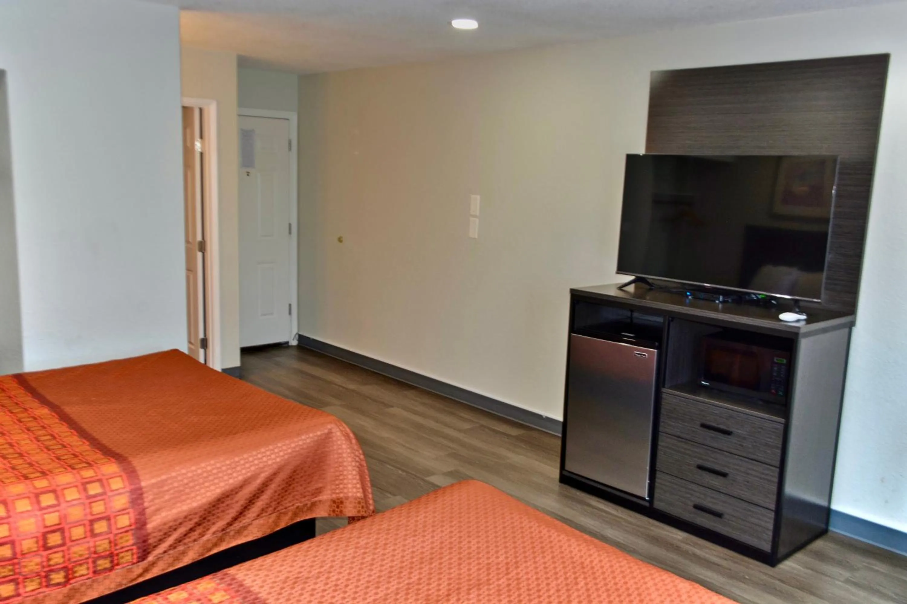 TV and multimedia, Bed in The Maverick Motel, Main Street USA Collection by PNW Hospitality