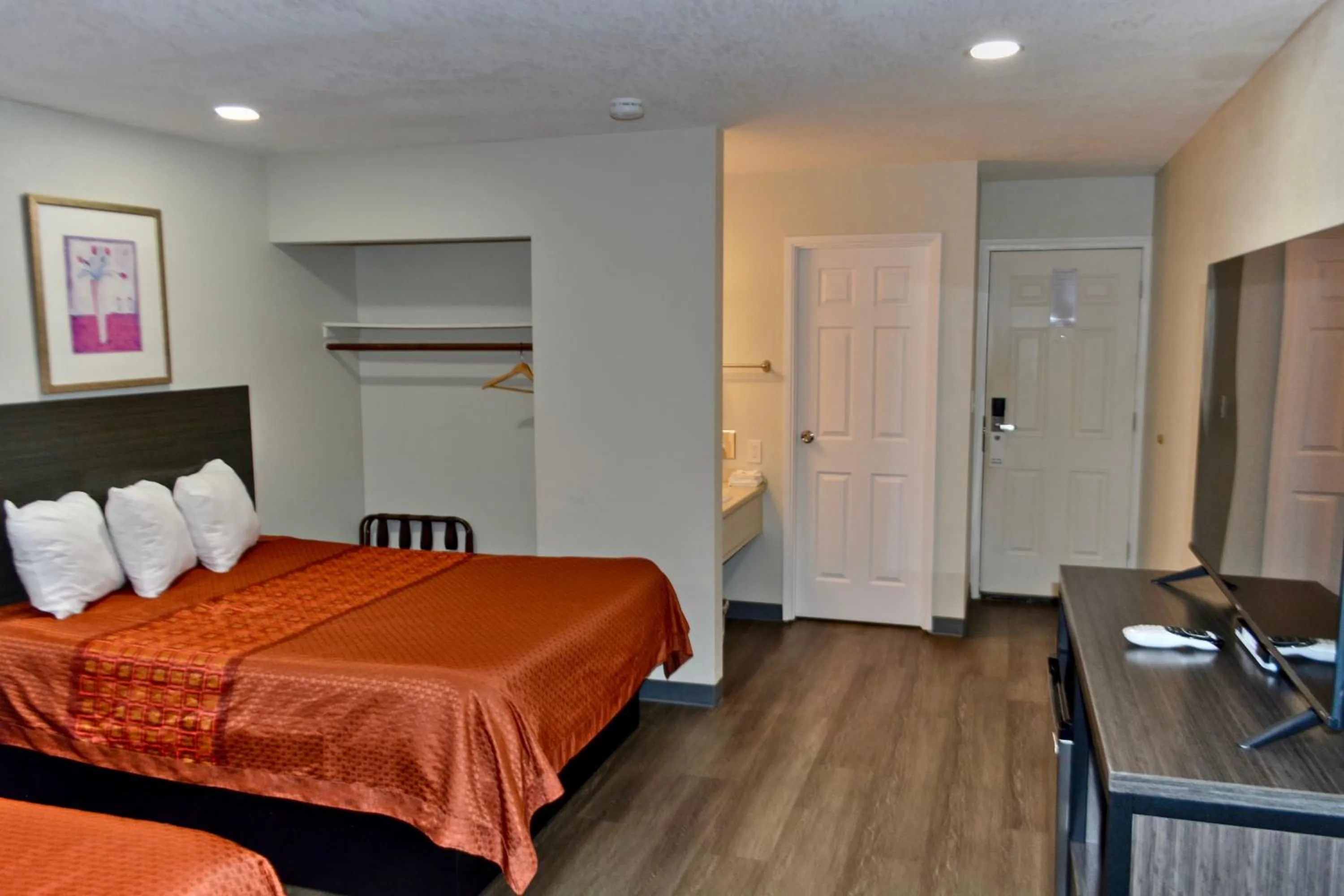 Photo of the whole room, Bed in The Maverick Motel, Main Street USA Collection by PNW Hospitality