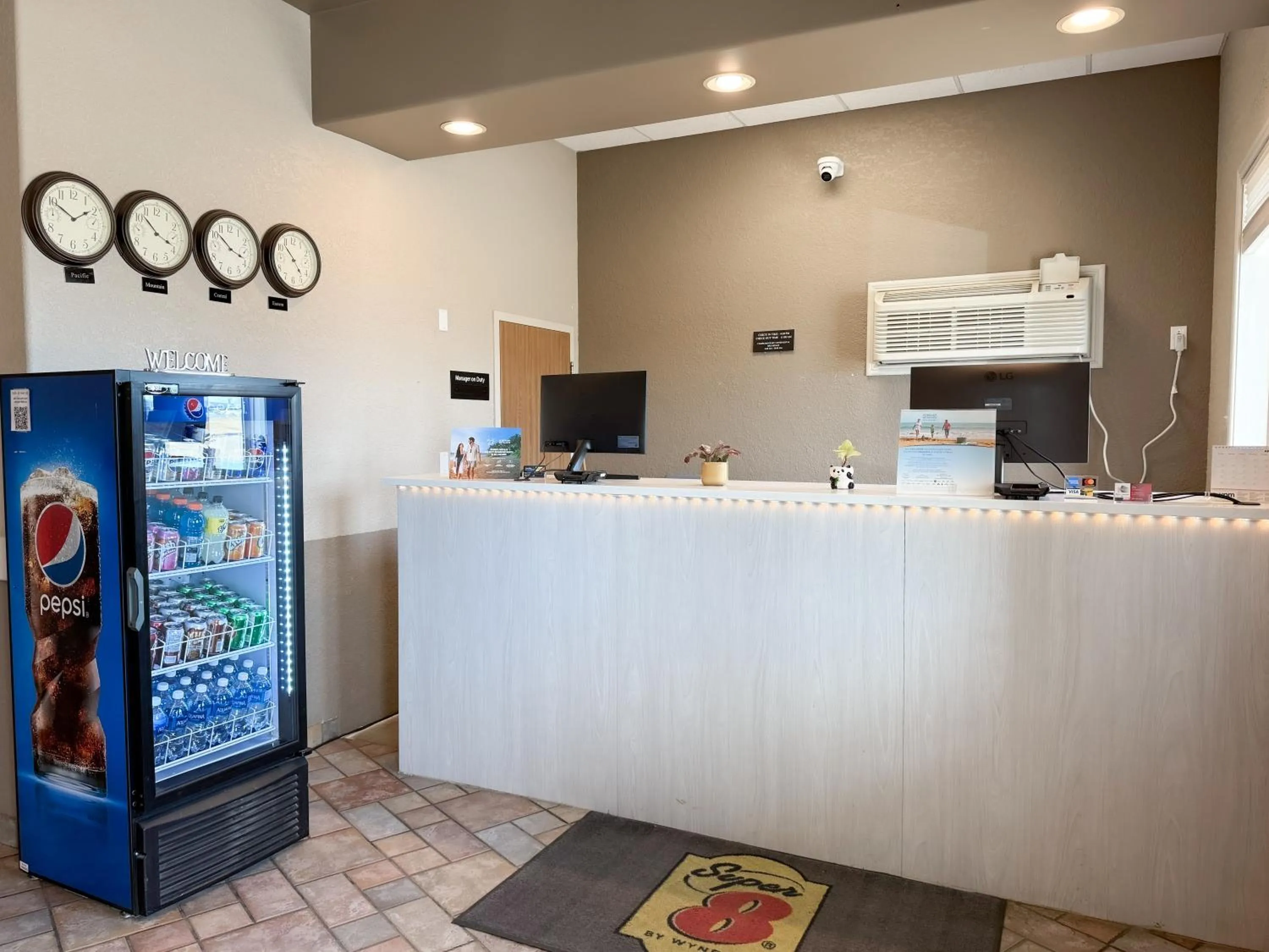 Lobby or reception in Super 8 by Wyndham Medicine Hat AB