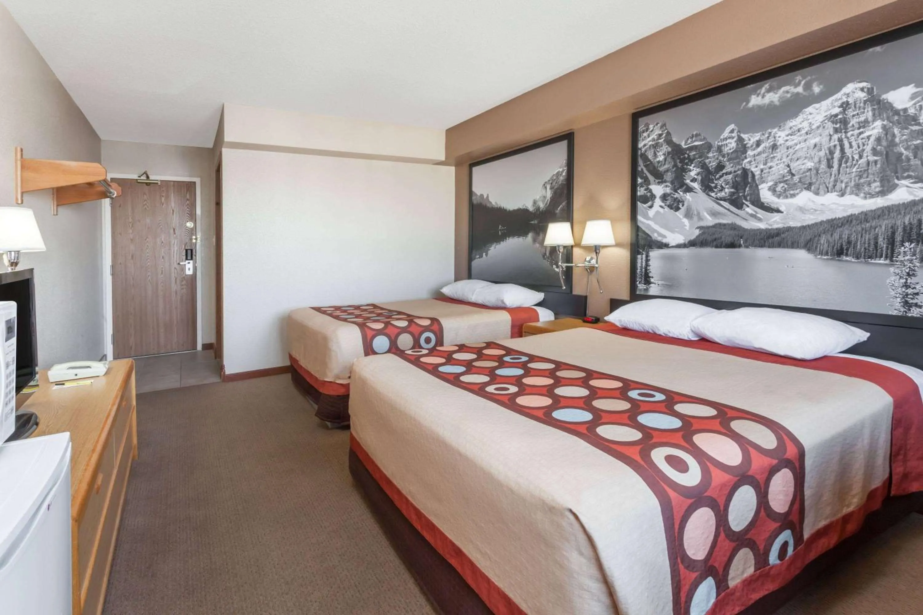 Photo of the whole room, Bed in Super 8 by Wyndham Medicine Hat AB