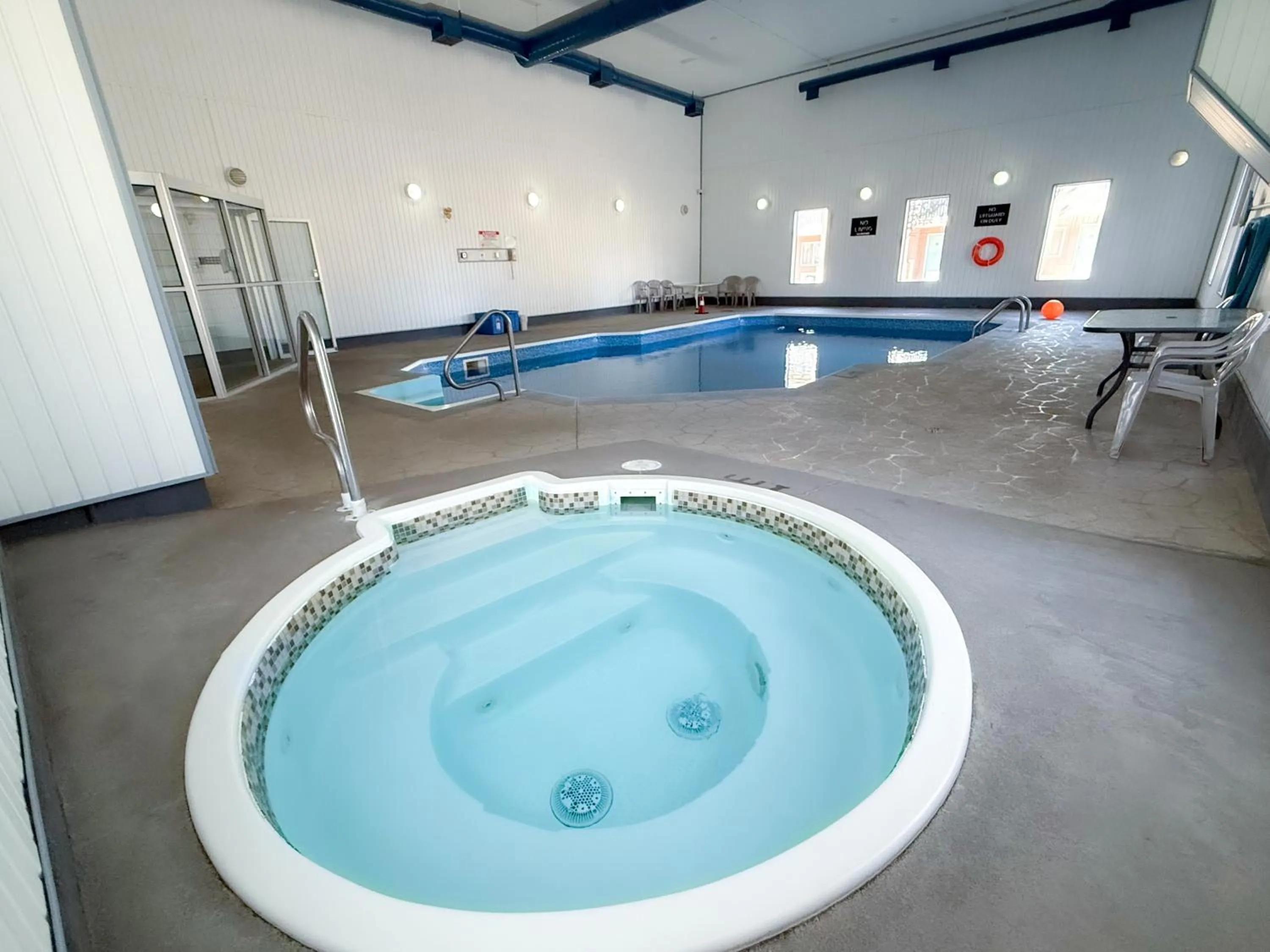 Hot Tub in Super 8 by Wyndham Medicine Hat AB