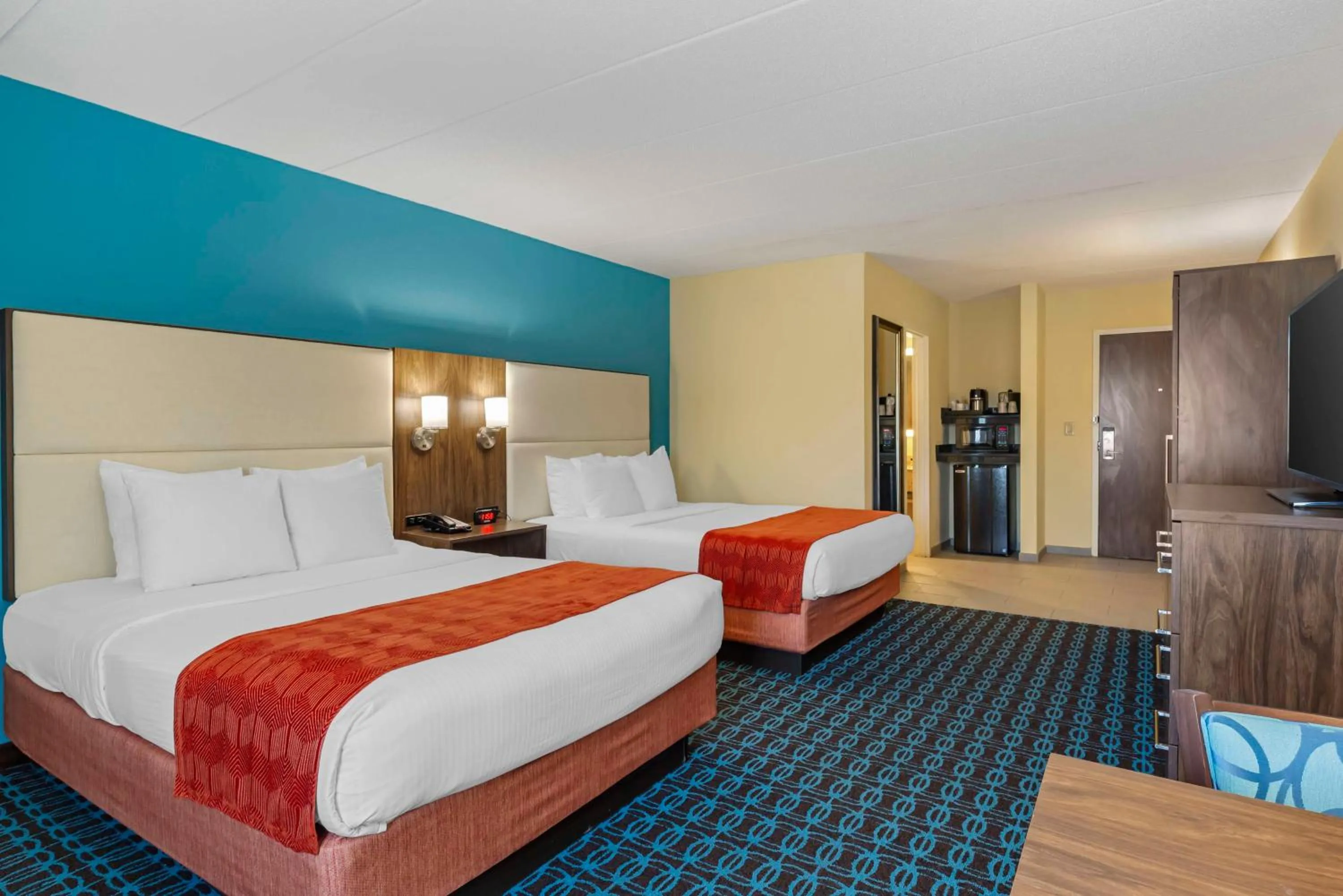 Photo of the whole room, Bed in Best Western Plus North Shore Hotel