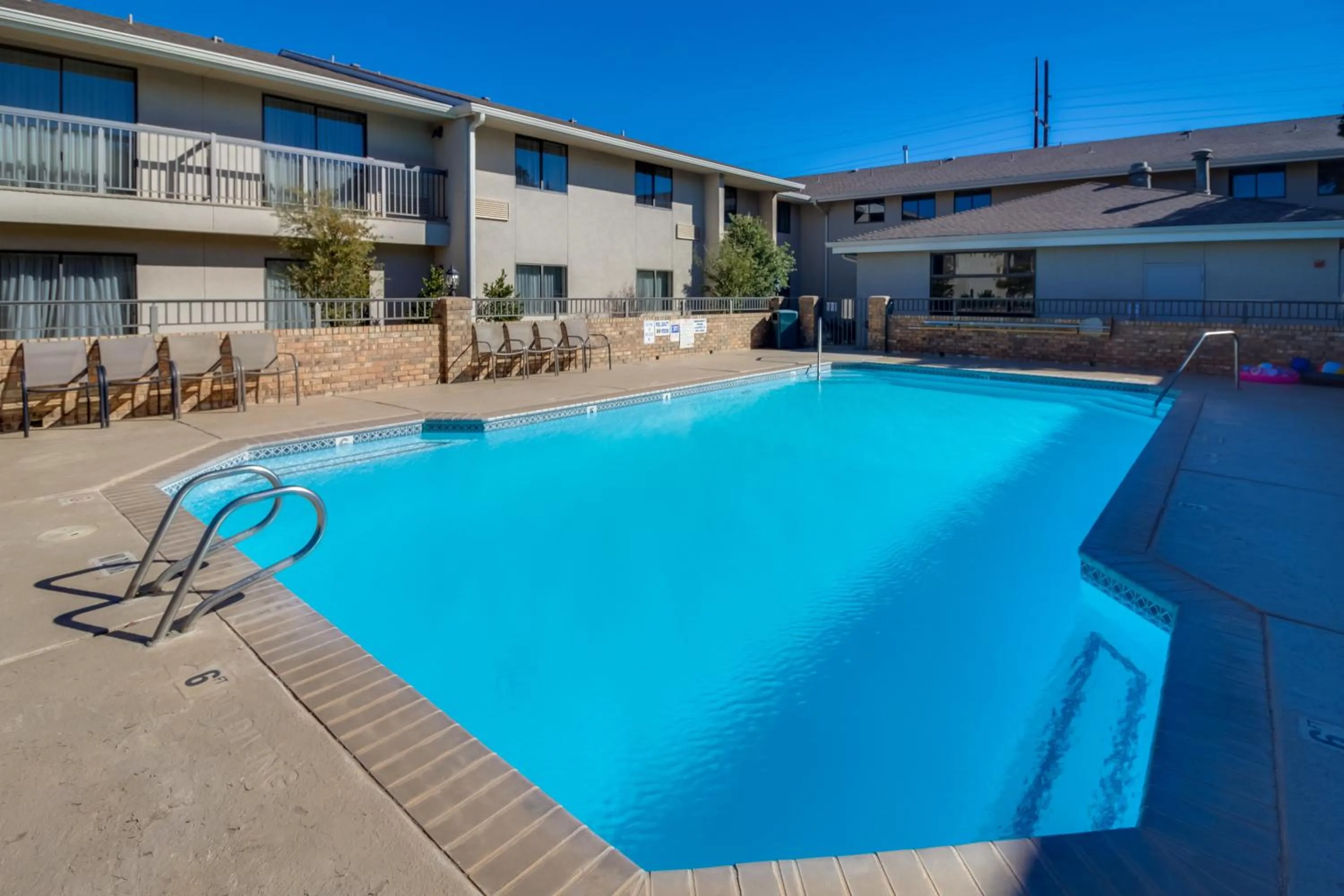 Swimming pool in Ashmore Inn and Suites Lubbock