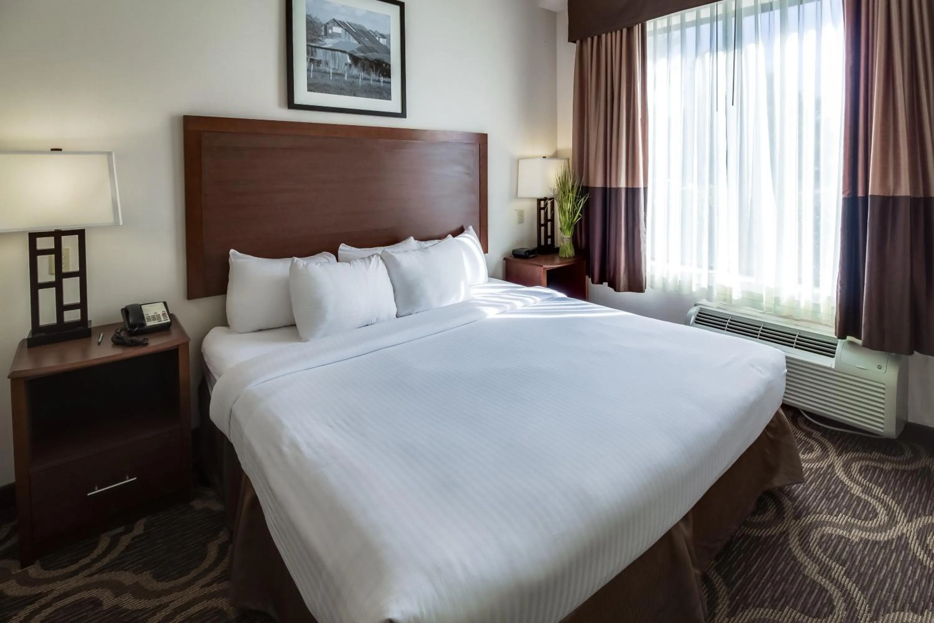 Bed in Ashmore Inn and Suites Lubbock