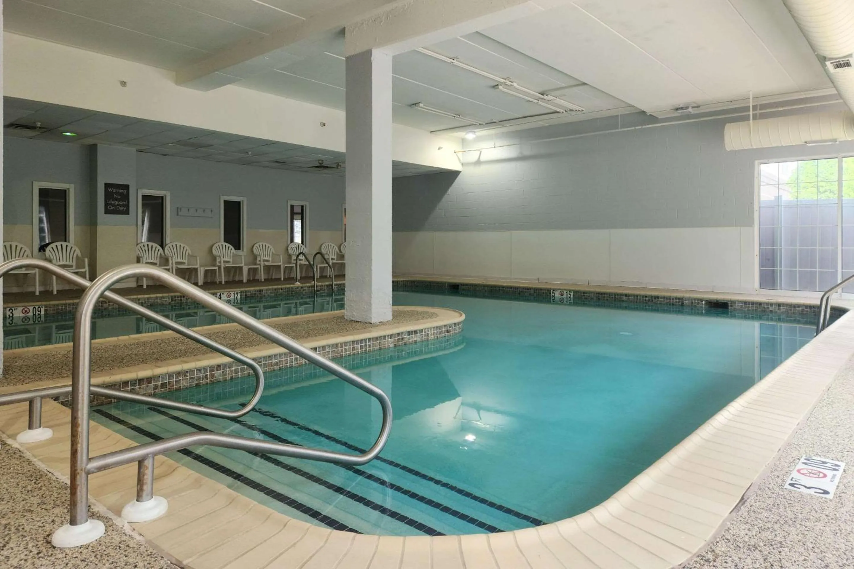 Swimming pool in Comfort Inn Hummelstown near the Park - Hershey