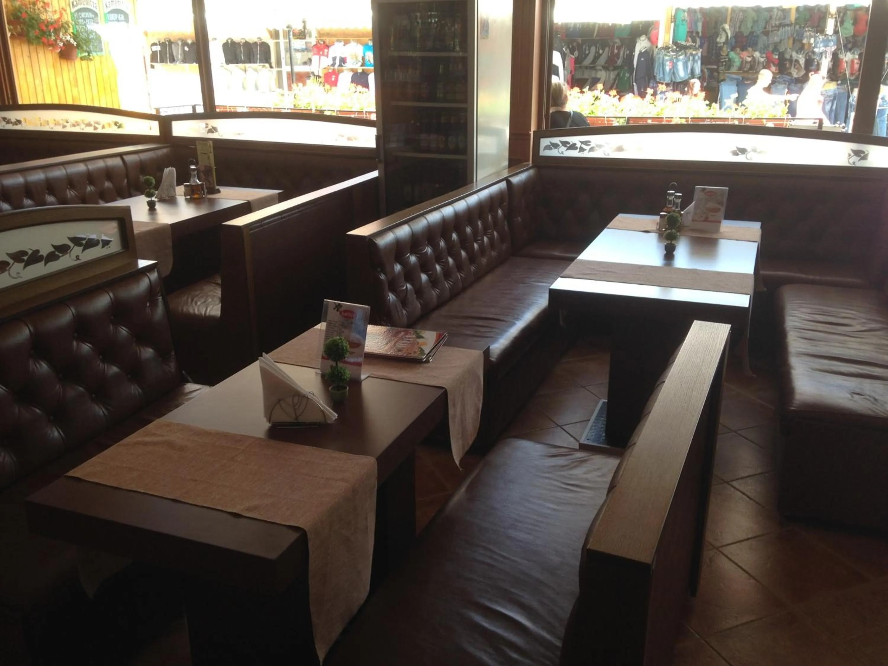 Restaurant/places to eat in Hotel Atol