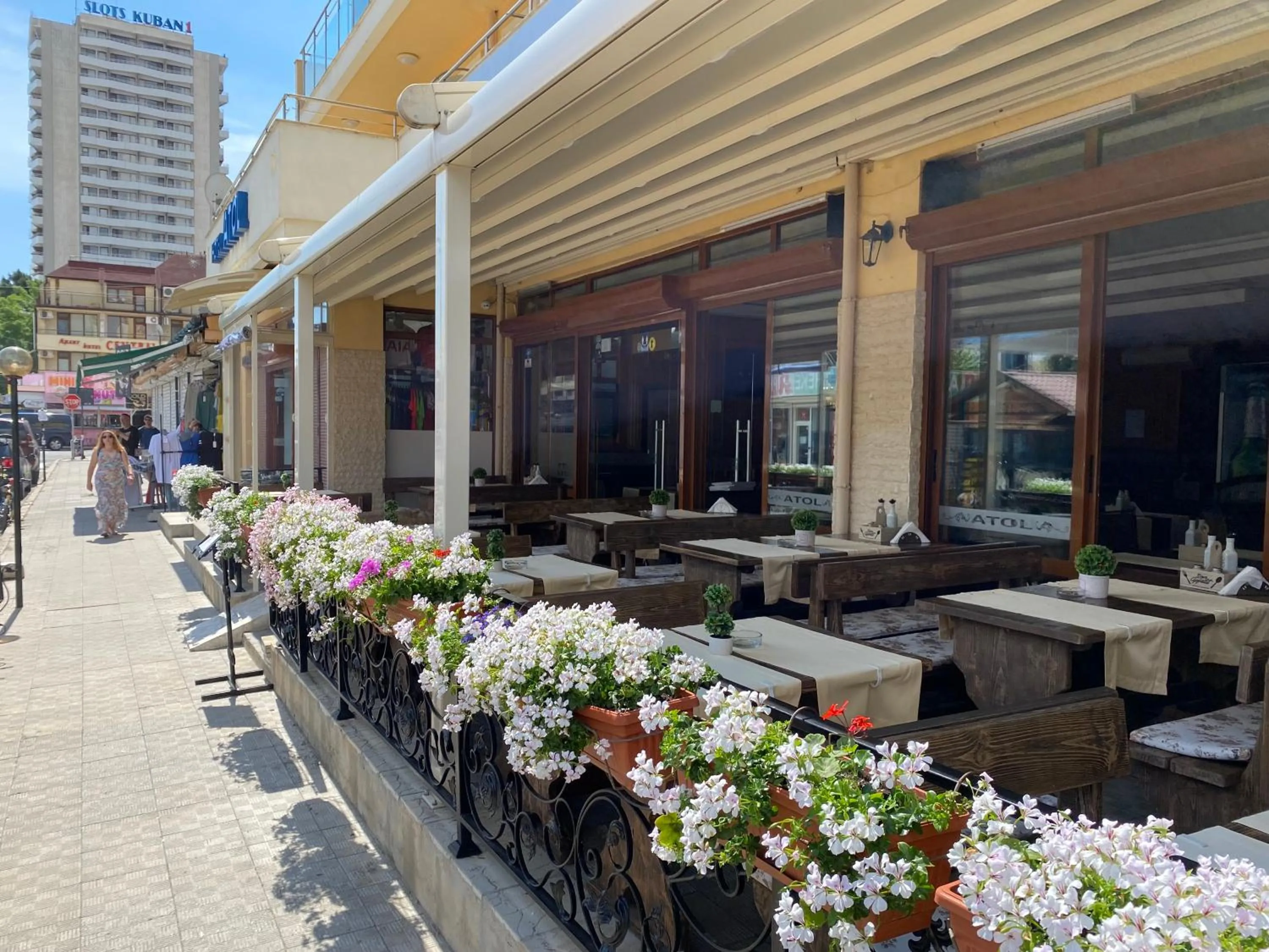 Restaurant/places to eat in Hotel Atol