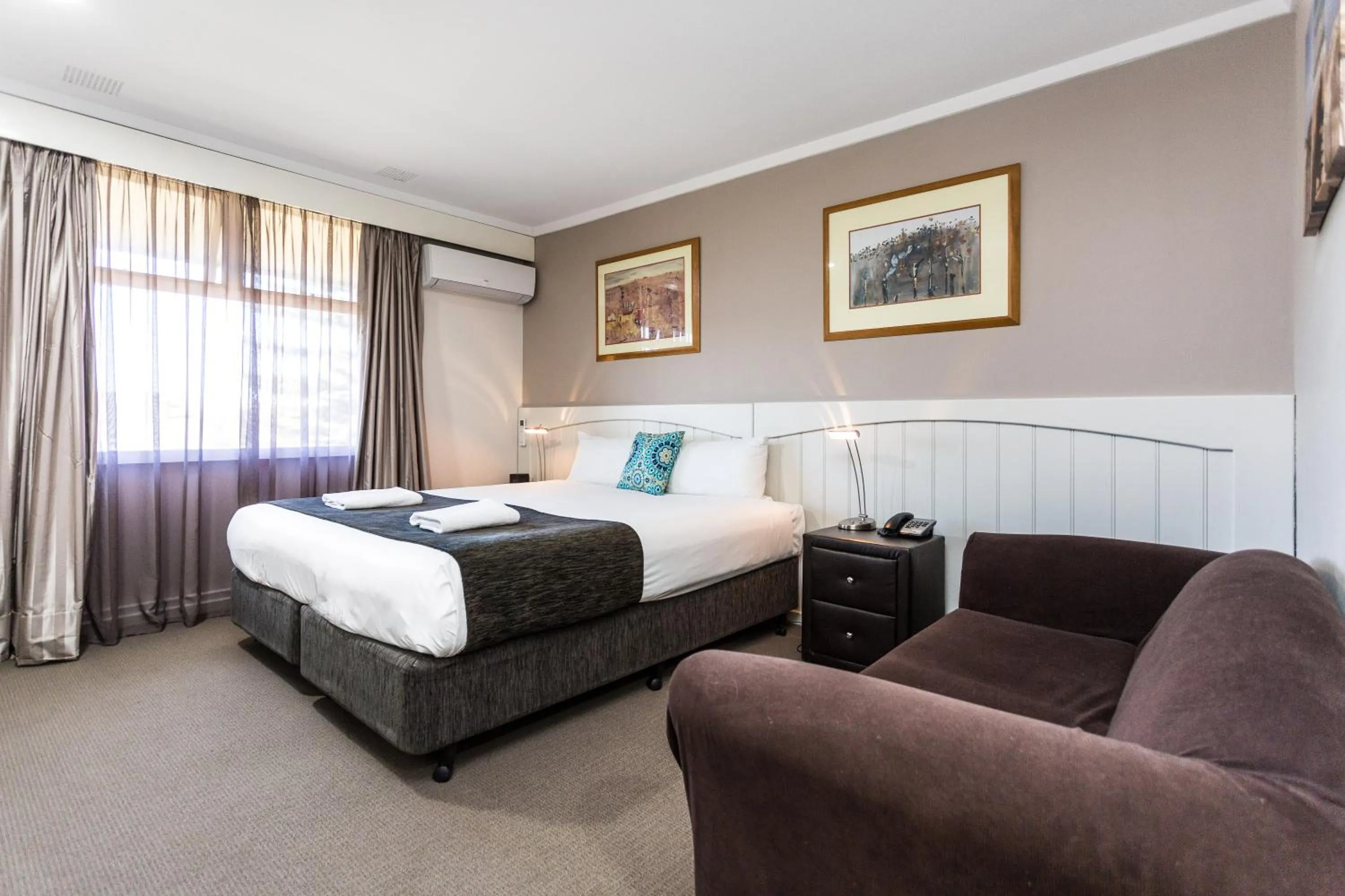 Photo of the whole room, Bed in Country Comfort Amity Motel