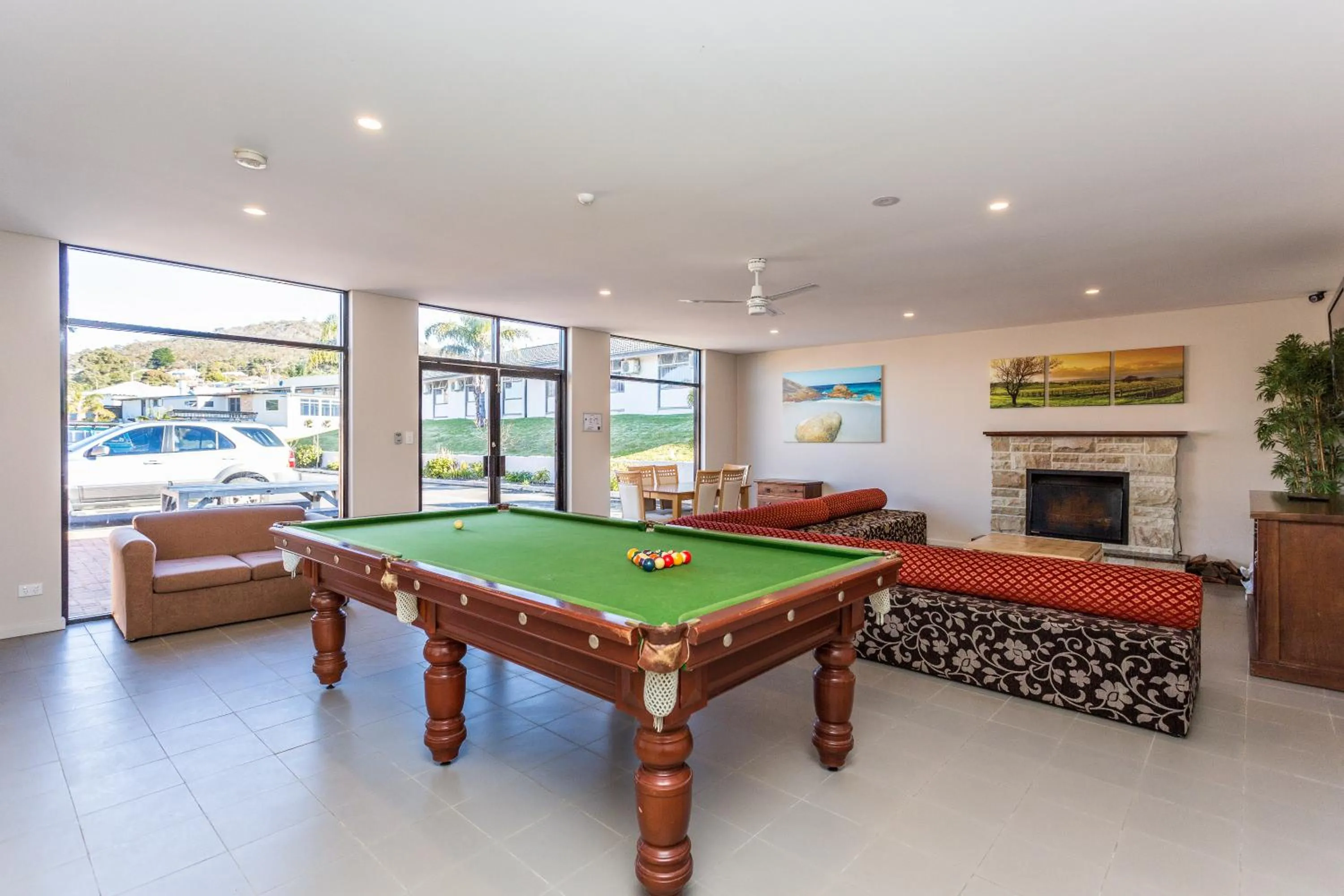 Billiard in Country Comfort Amity Motel