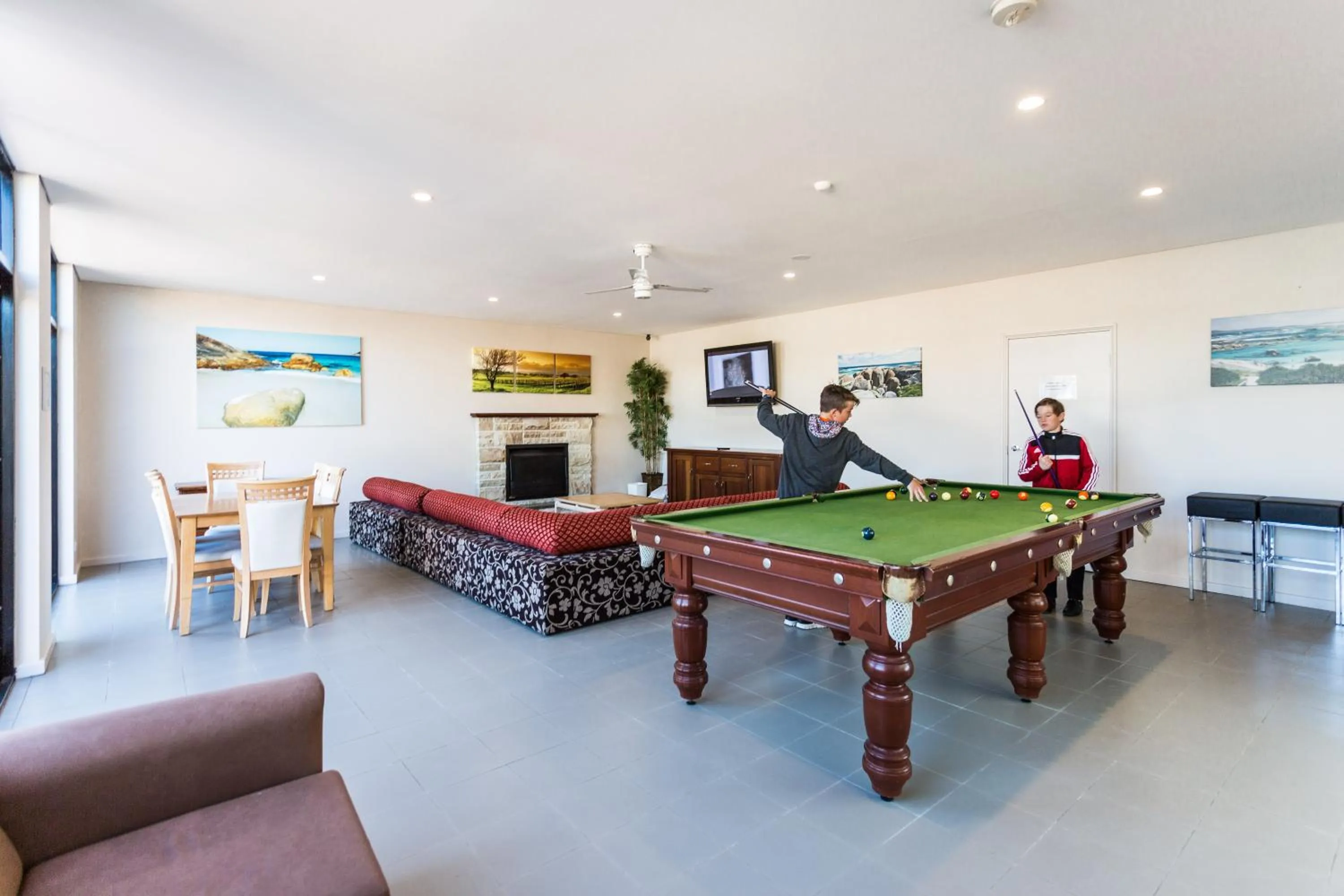 Billiard in Country Comfort Amity Motel