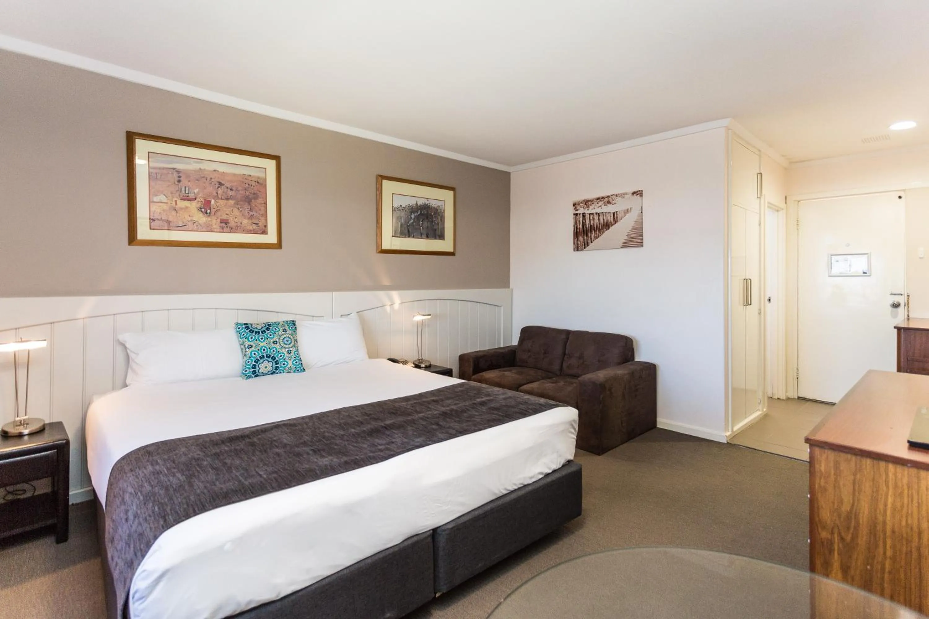 Photo of the whole room, Bed in Country Comfort Amity Motel