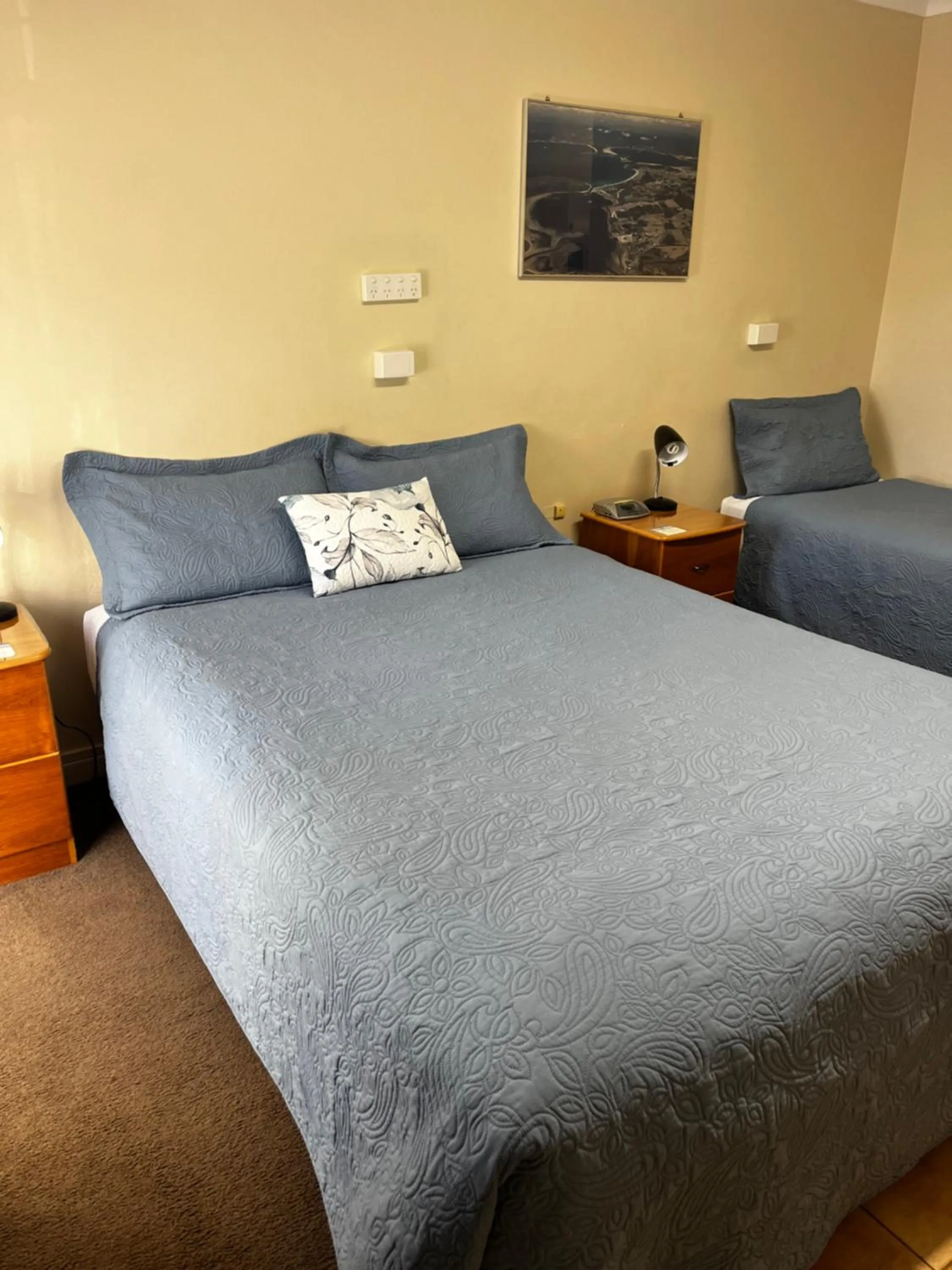 Bed in Emu Point Motel