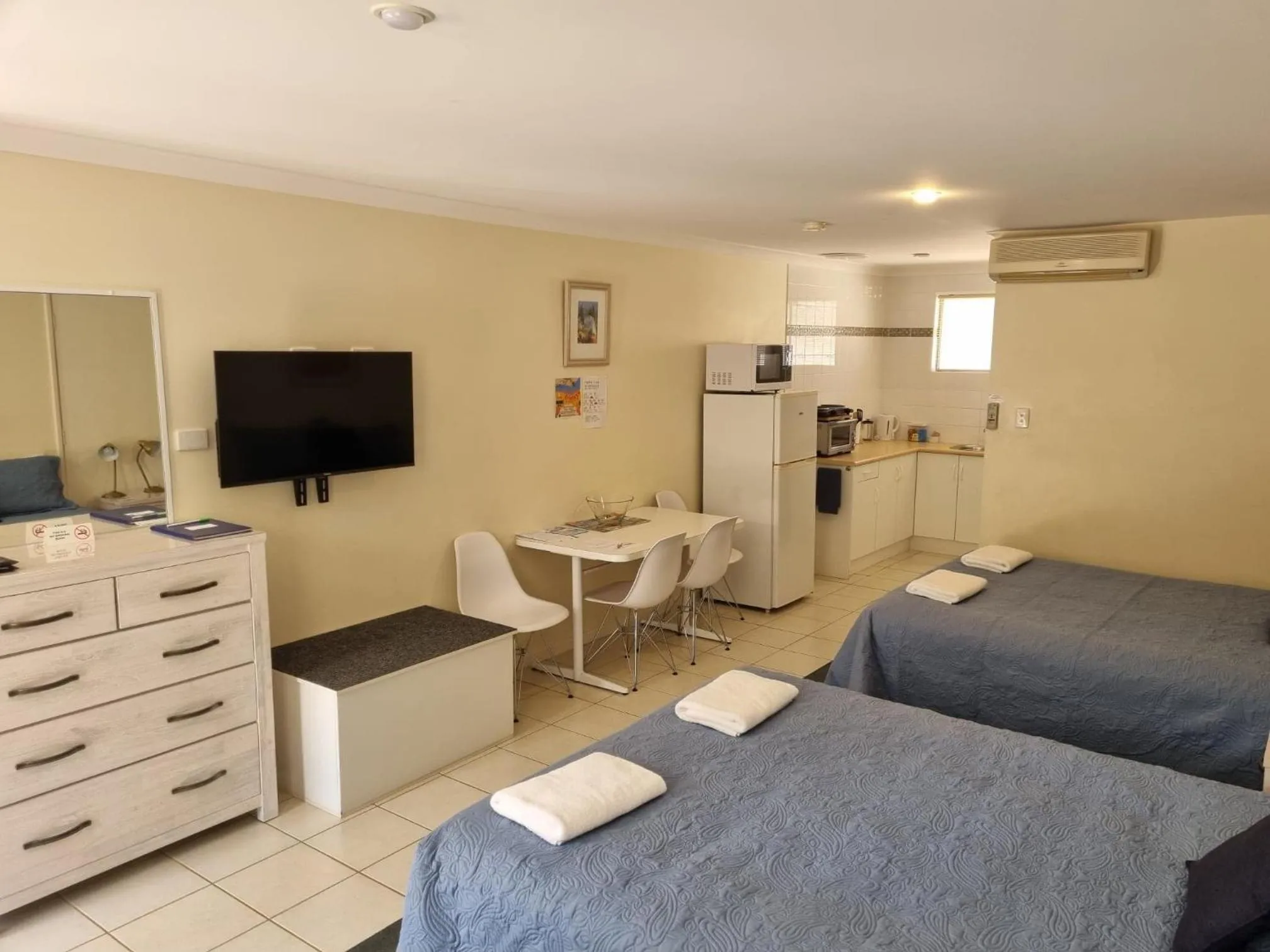 Photo of the whole room, Bed in Emu Point Motel